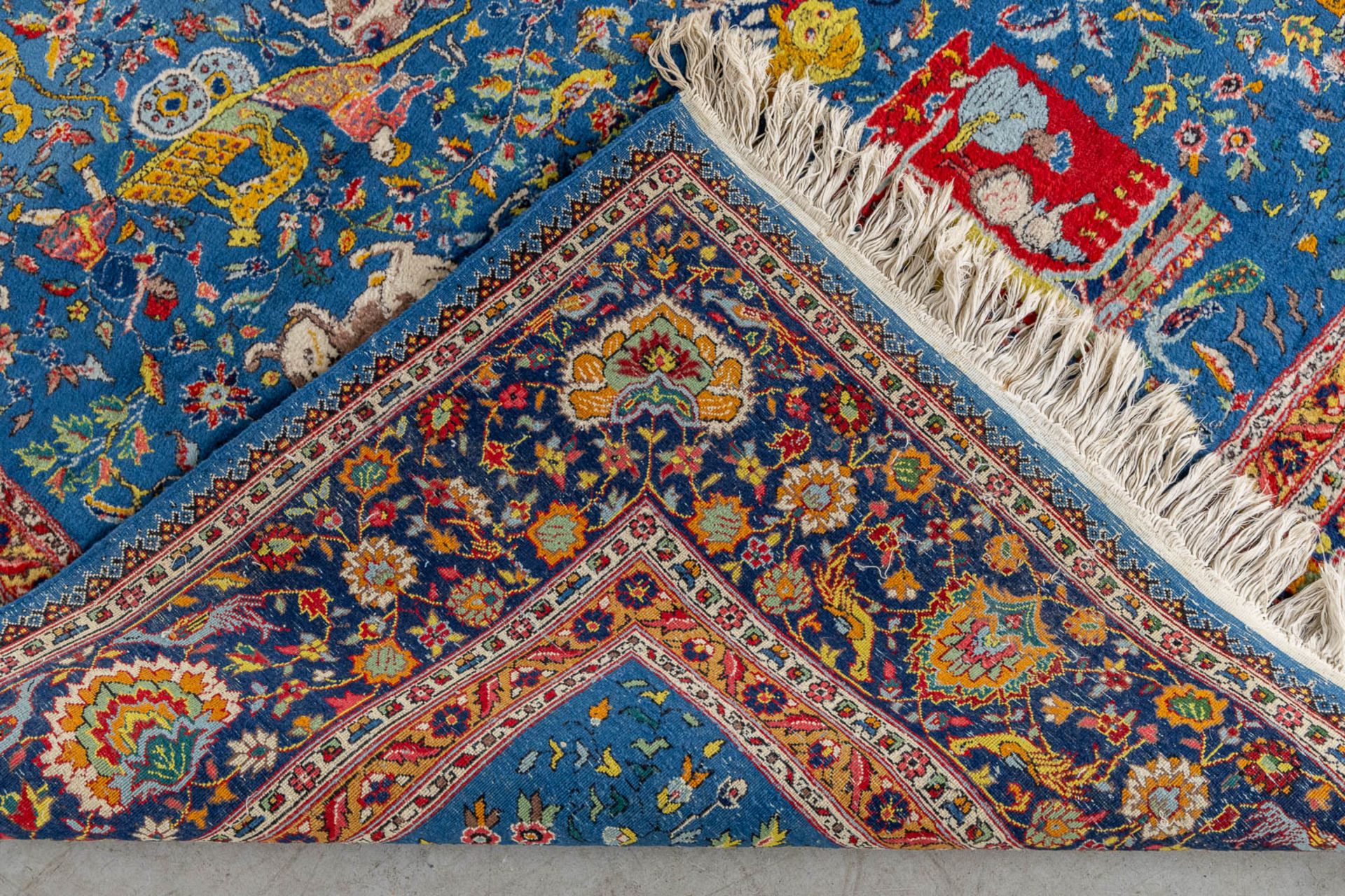 An Oriental hand-made carpet with figurative decor, Tabriz. (L:340 x W:243 cm) - Bild 11 aus 11