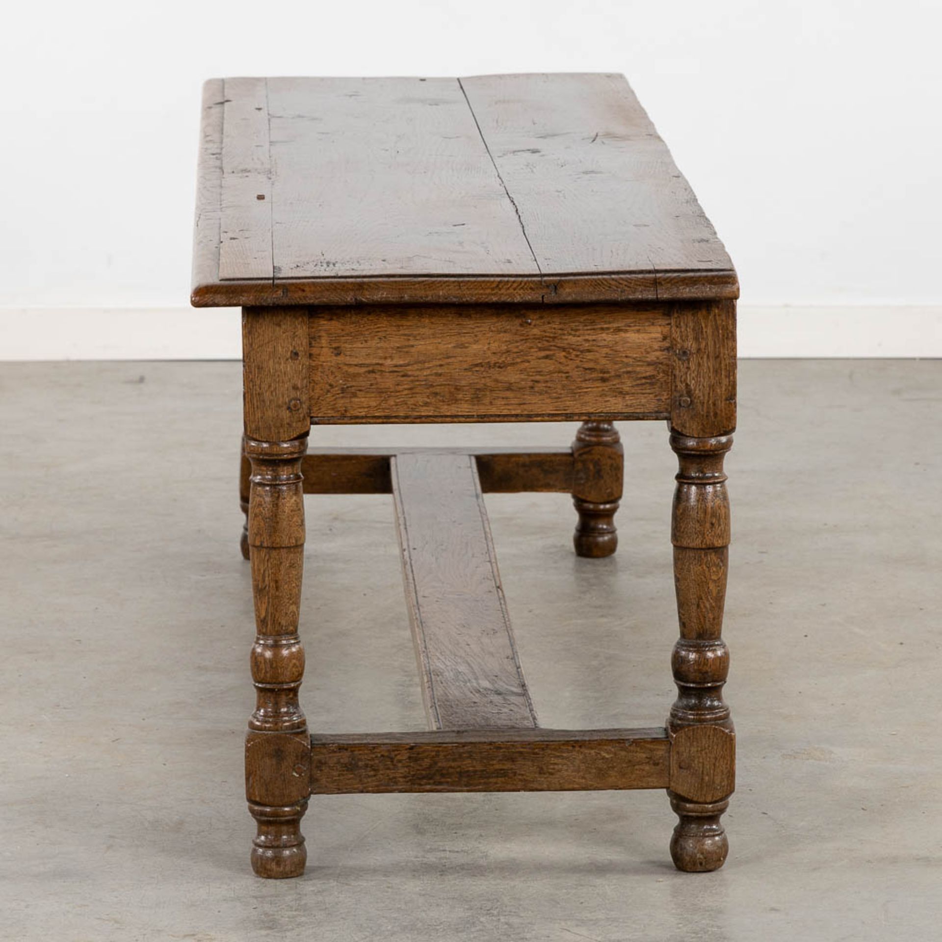 An antique side table, sculptured oak. 19th C. (L:46 x W:154 x H:53 cm) - Bild 4 aus 9