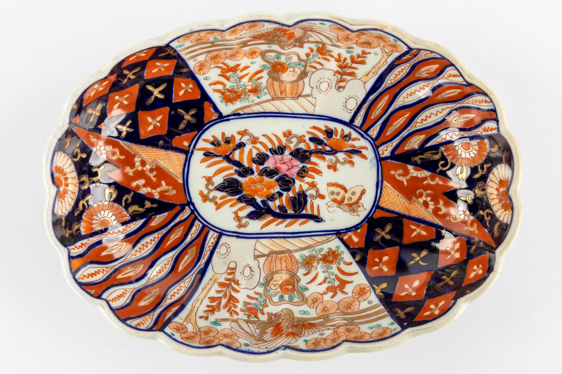 A pair of vases and a bowl, Japanese Imari porcelain. (H:25 x D:14 cm) - Bild 10 aus 11