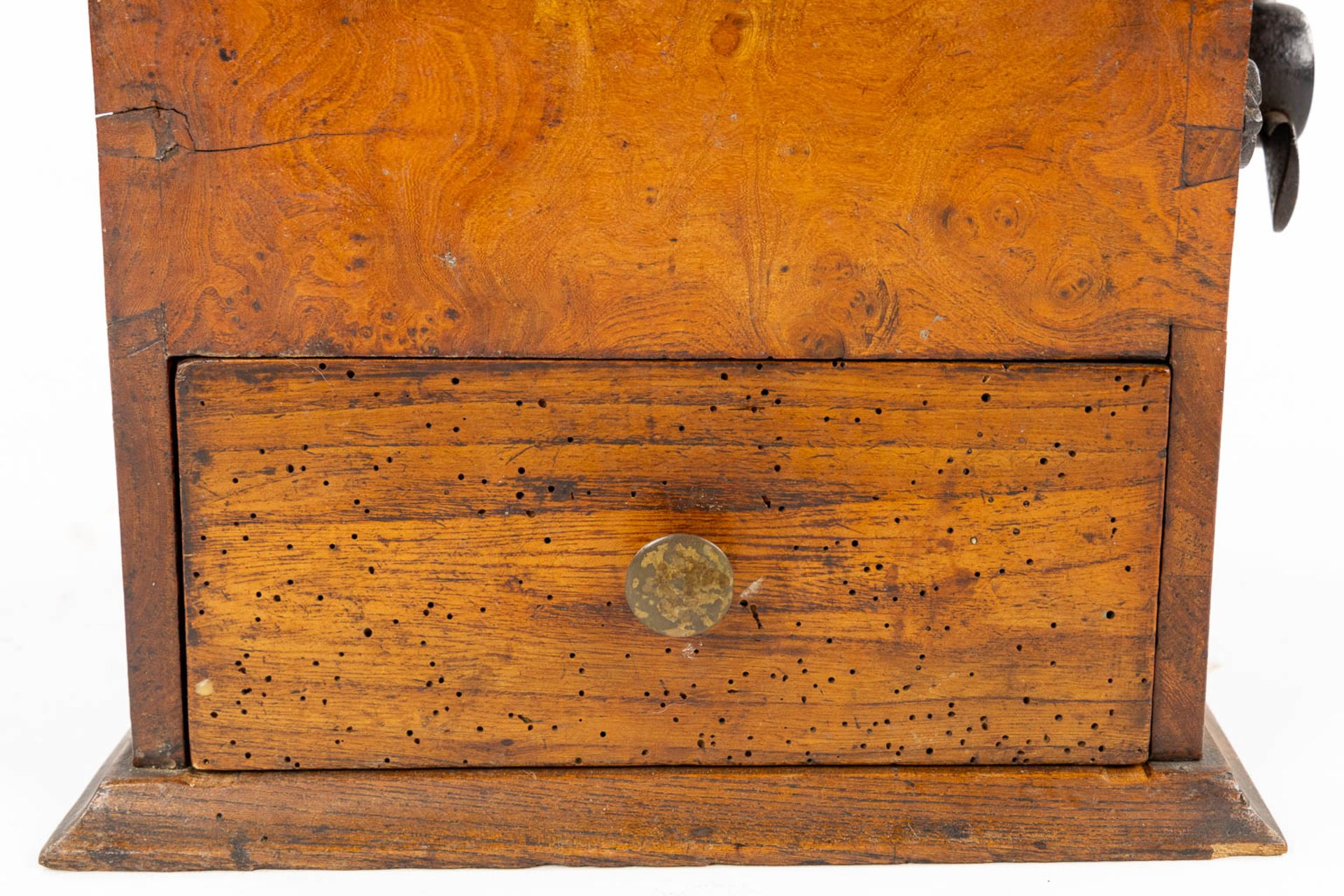 A large and antique 'Coffee Grinder' copper, iron and wood. (L:28 x W:51 x H:52 cm) - Bild 9 aus 10