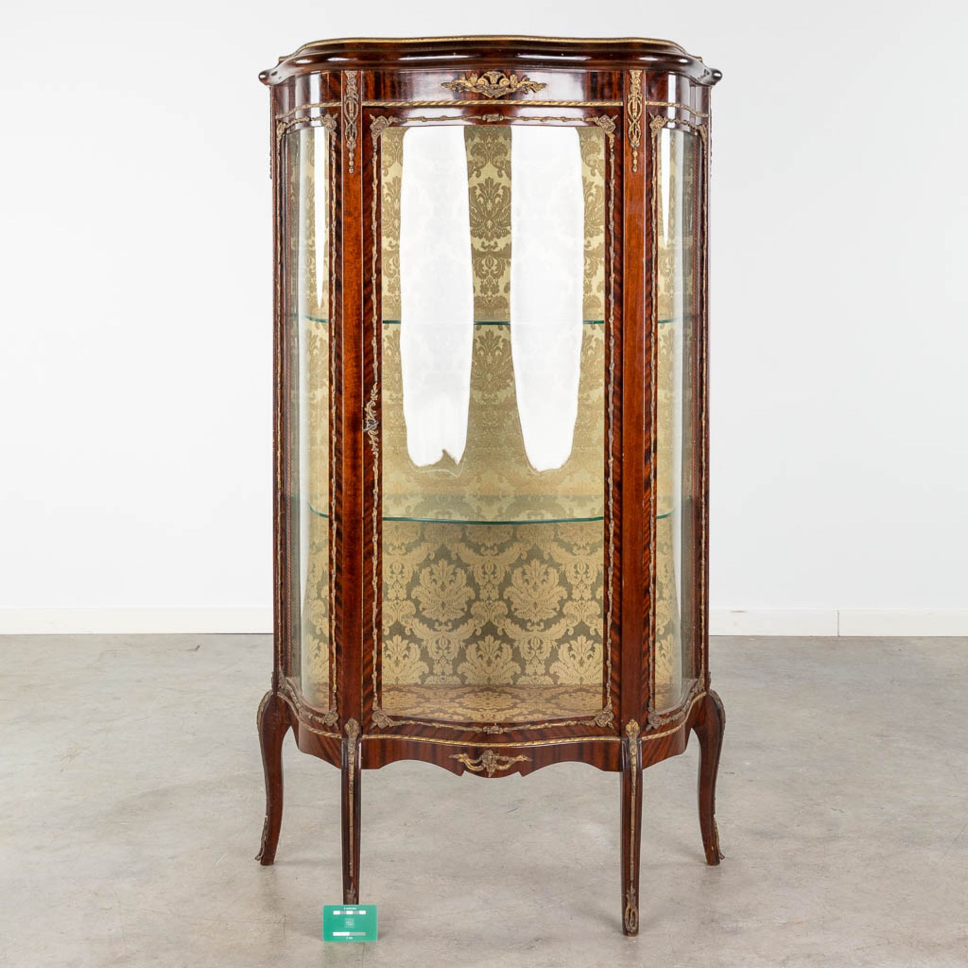 A vintage display cabinet, curved glass mounted with bronze in Louis XV style. (L:35 x W:80 x H:140  - Bild 2 aus 16