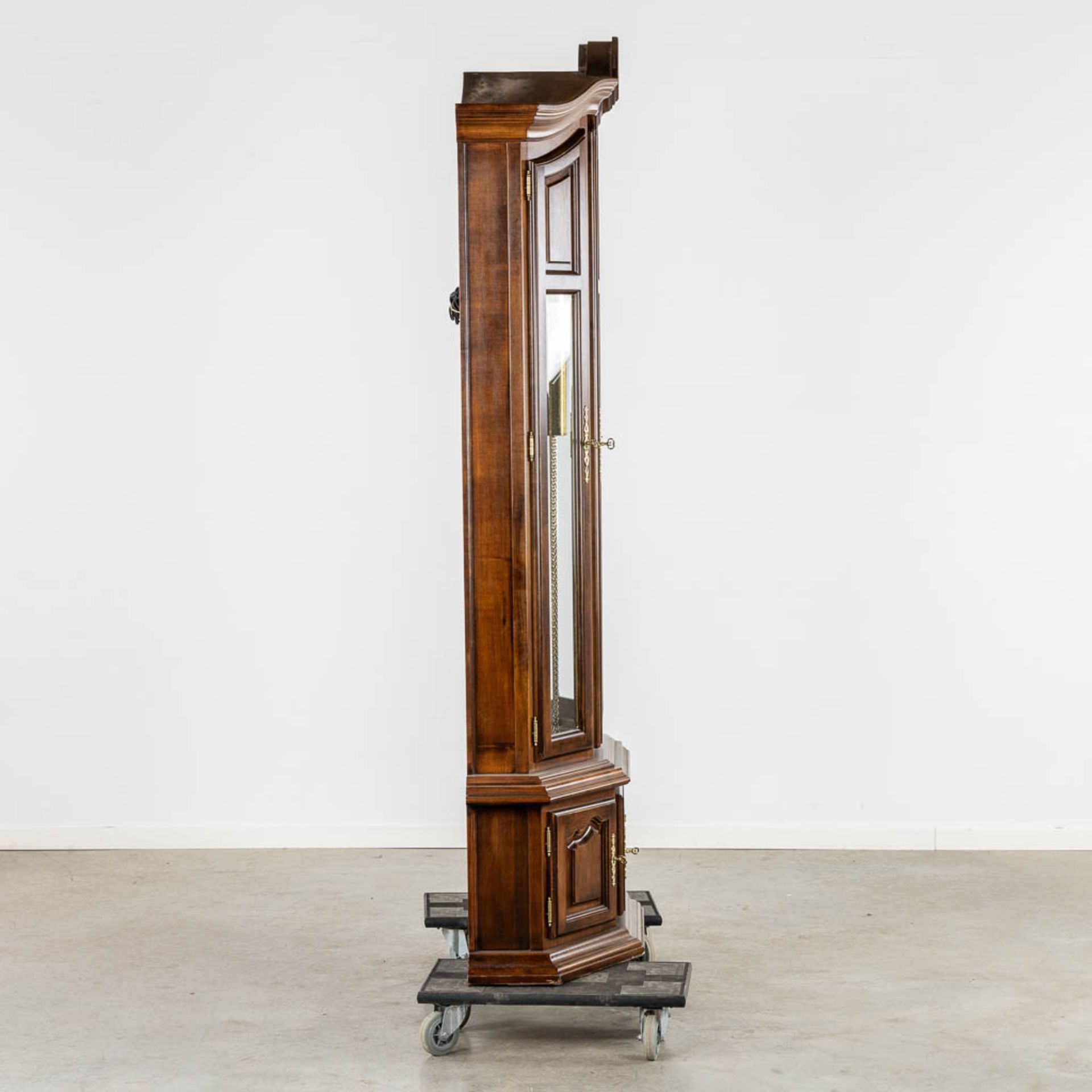 A decorative standing clock, with decorated weights. (L:40 x W:106 x H:214 cm) - Bild 4 aus 10