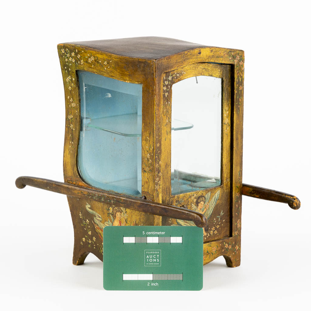 A miniature Jewelry box in the shape of a 'Sedan Chair', circa 1900. (L:25 x W:12,5 x H:20 cm) - Image 2 of 12