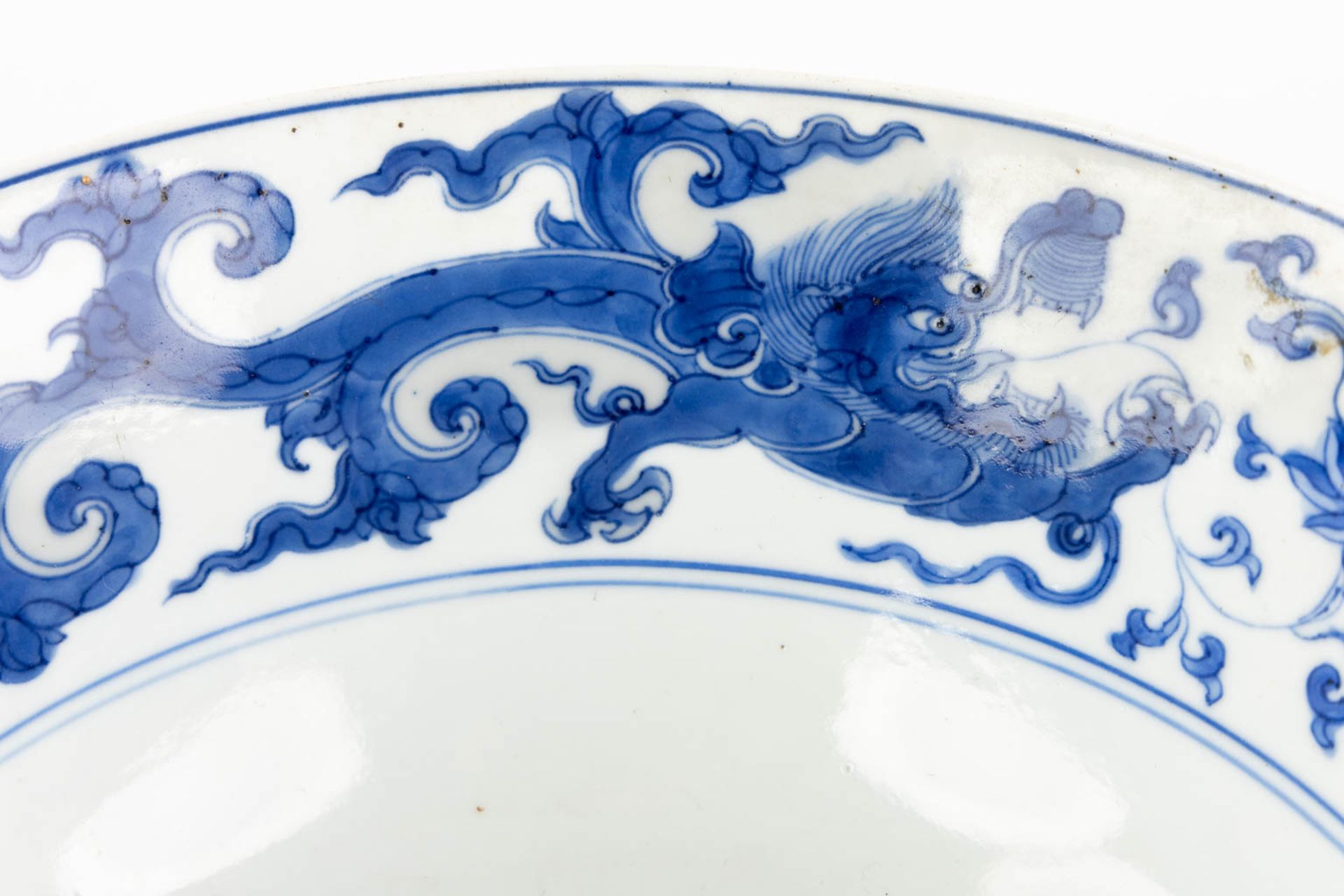 A Chinese bowl with dragon decor, Blue-White decor, Kangxi period. (H:9,5 x D:21 cm) - Image 7 of 10