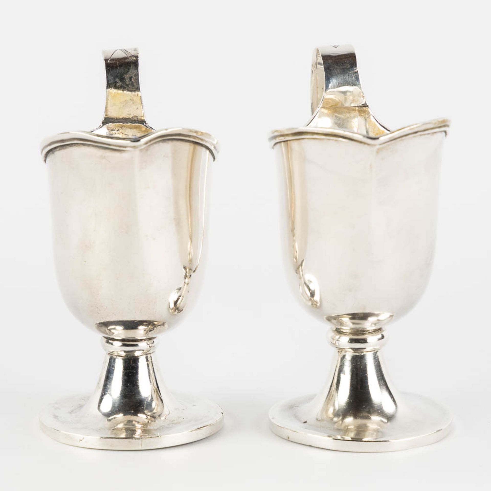 Philippus MYS 1759-1847) A pair of 'Water and Wine Cruets', Vino & Aqua, Silver, Bruges. 19th C. (L: - Bild 6 aus 11