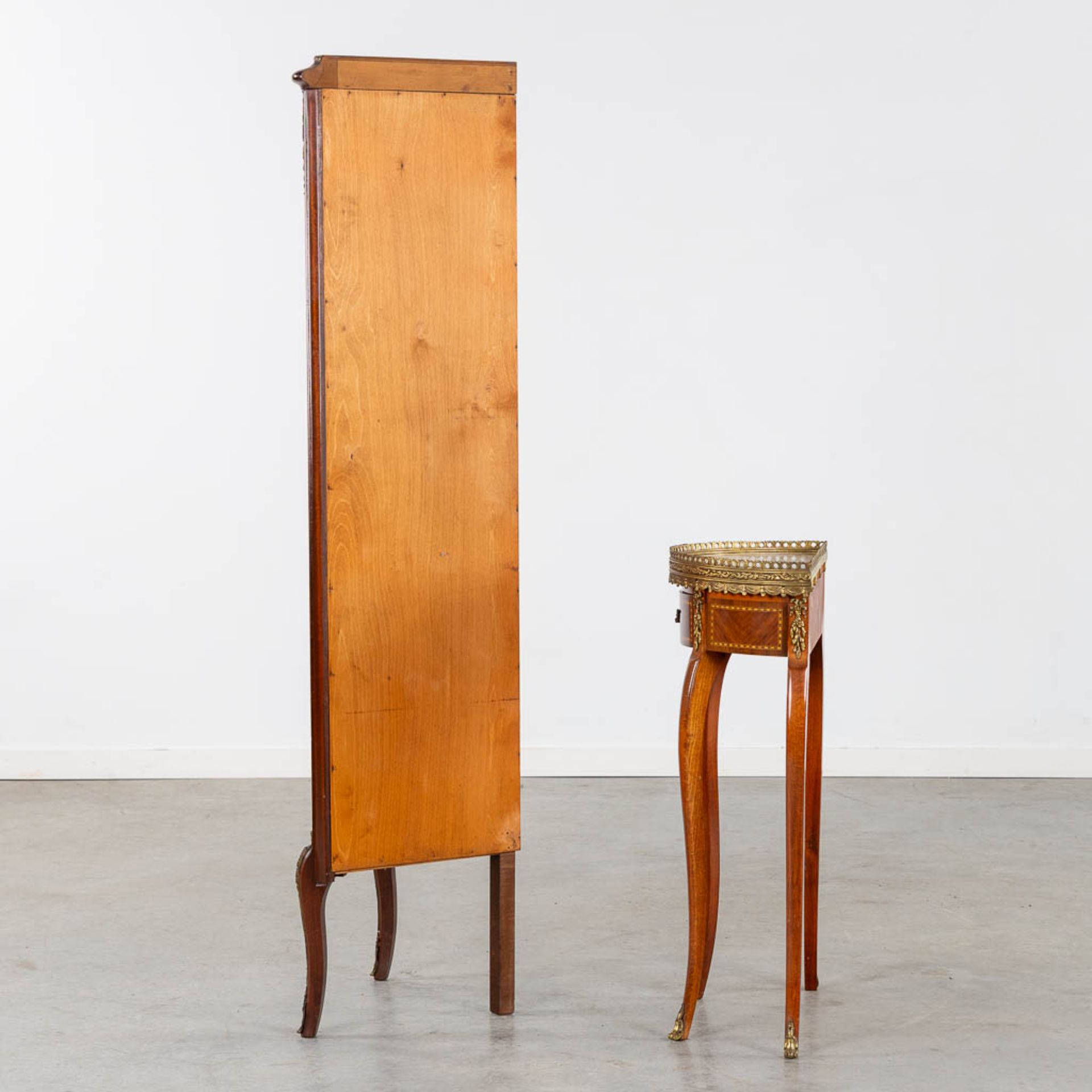 A corner cabinet and console table, marquetry mounted with bronze. 20th C. (L:34 x W:54 x H:150 cm) - Image 6 of 10