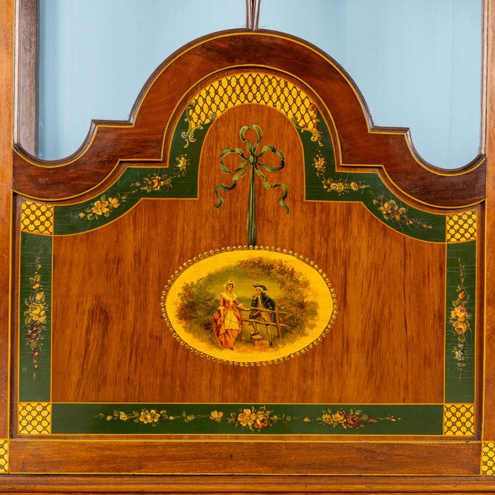 An attractive English display cabinet, hand-painted decors. Circa 1920. (L:39 x W:124 x H:210 cm) - Bild 6 aus 13