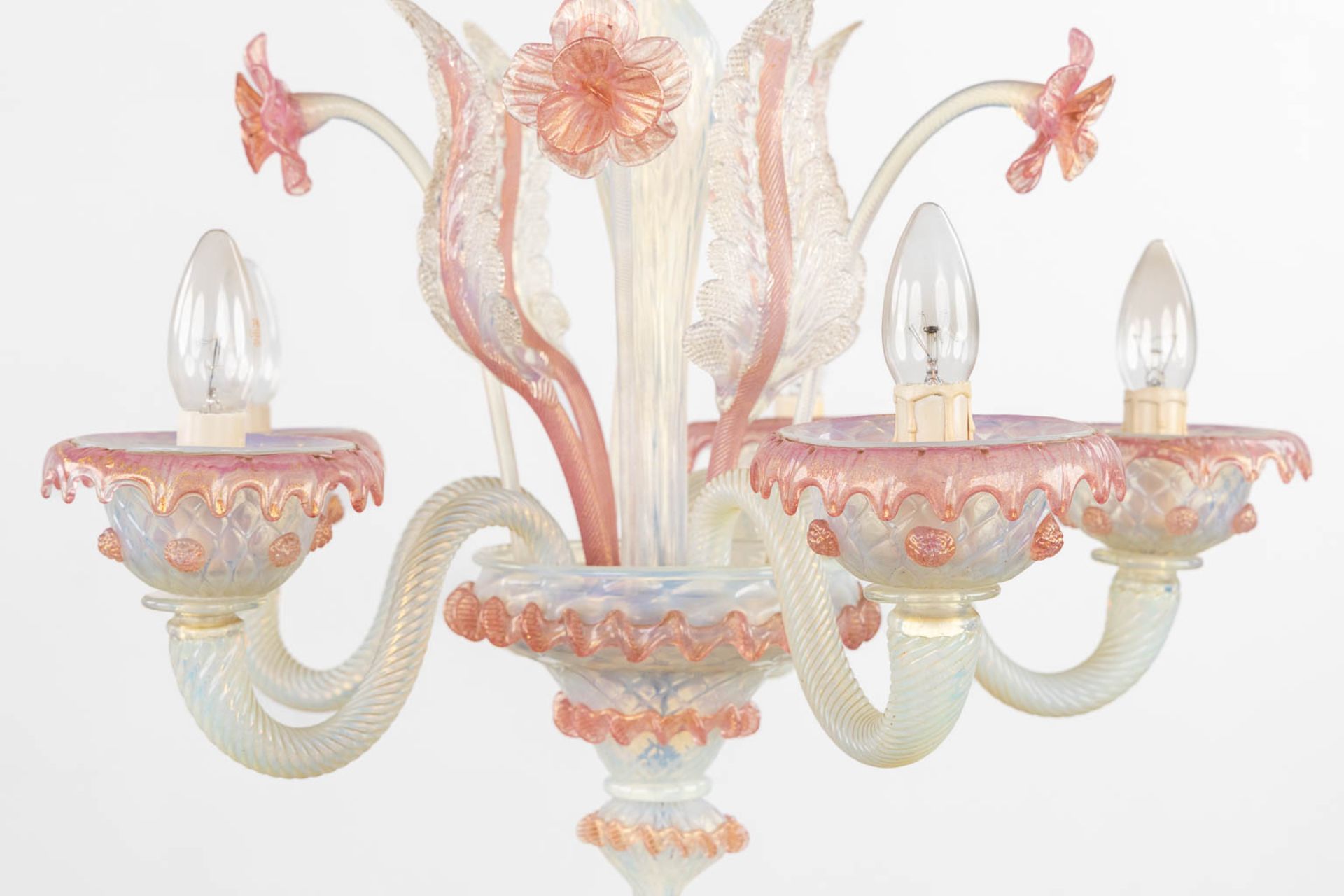 A decorative Venetian glass chandelier, red and white glass. 20th C. (H:70 x D:54 cm) - Image 6 of 12