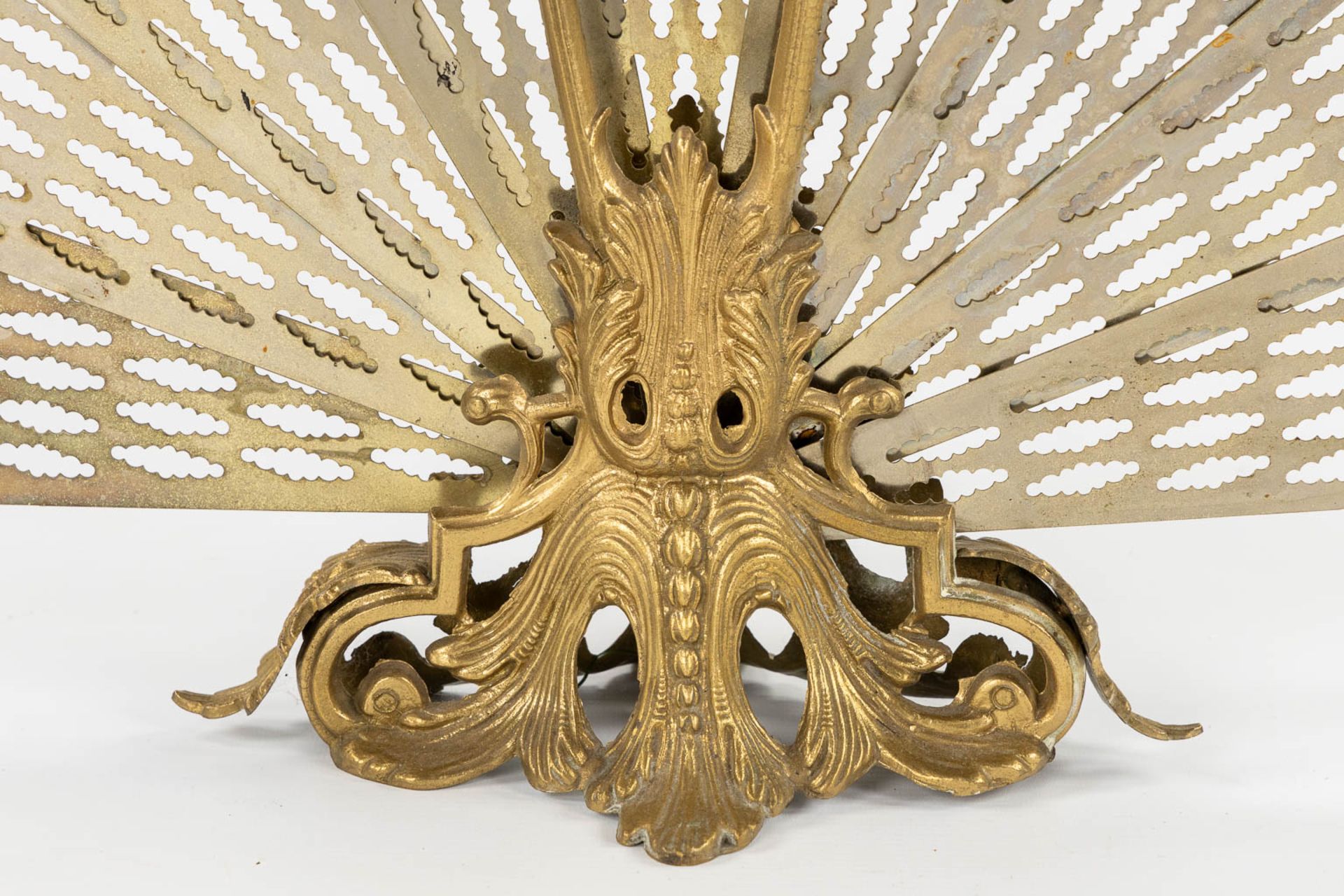 A 'Peacock' Fireplace screen, brass. (L:15 x W:88 x H:60 cm) - Image 5 of 7