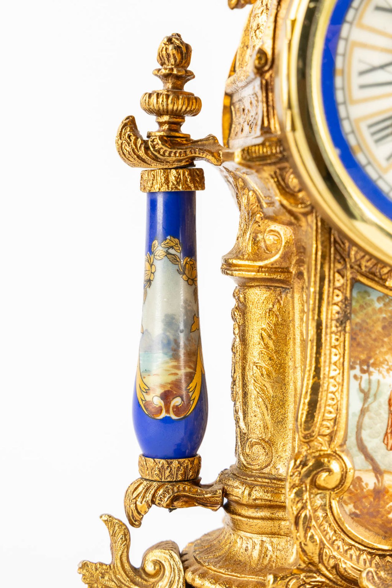 A three-piece mantle garniture clock and side pieces, bronze mounted with porcelain. (L:12 x W:20 x  - Bild 13 aus 18