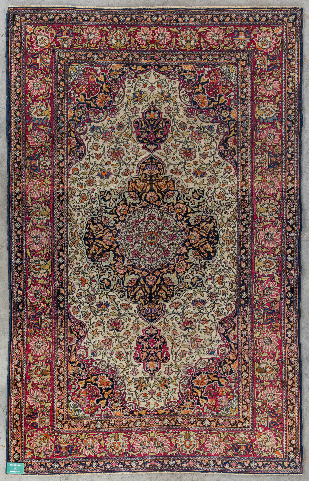 An Oriental hand-made carpet, Isfahan/Isphahan. (L:225 x W:145 cm) - Image 2 of 7
