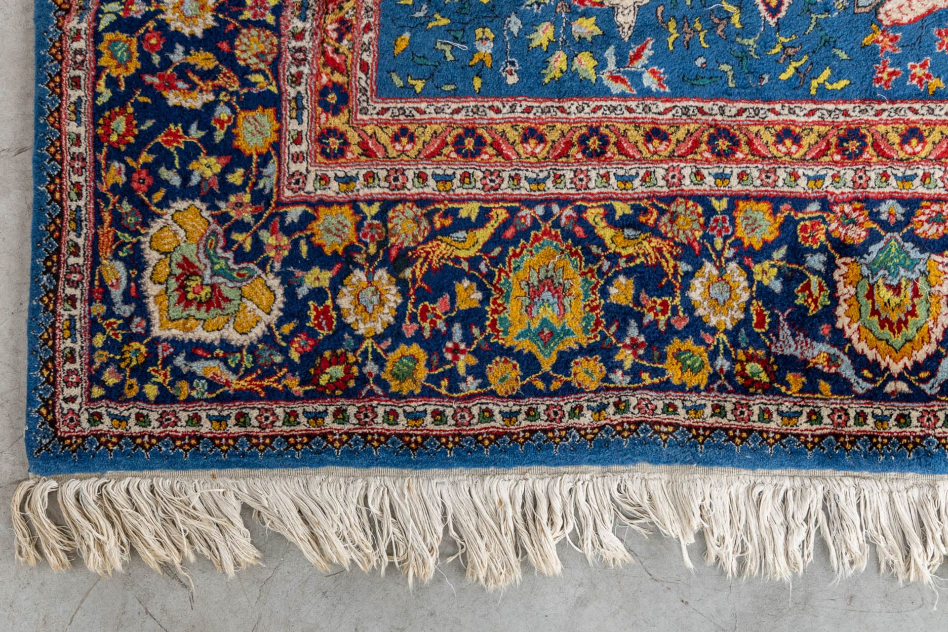 An Oriental hand-made carpet with figurative decor, Tabriz. (L:340 x W:243 cm) - Image 10 of 11