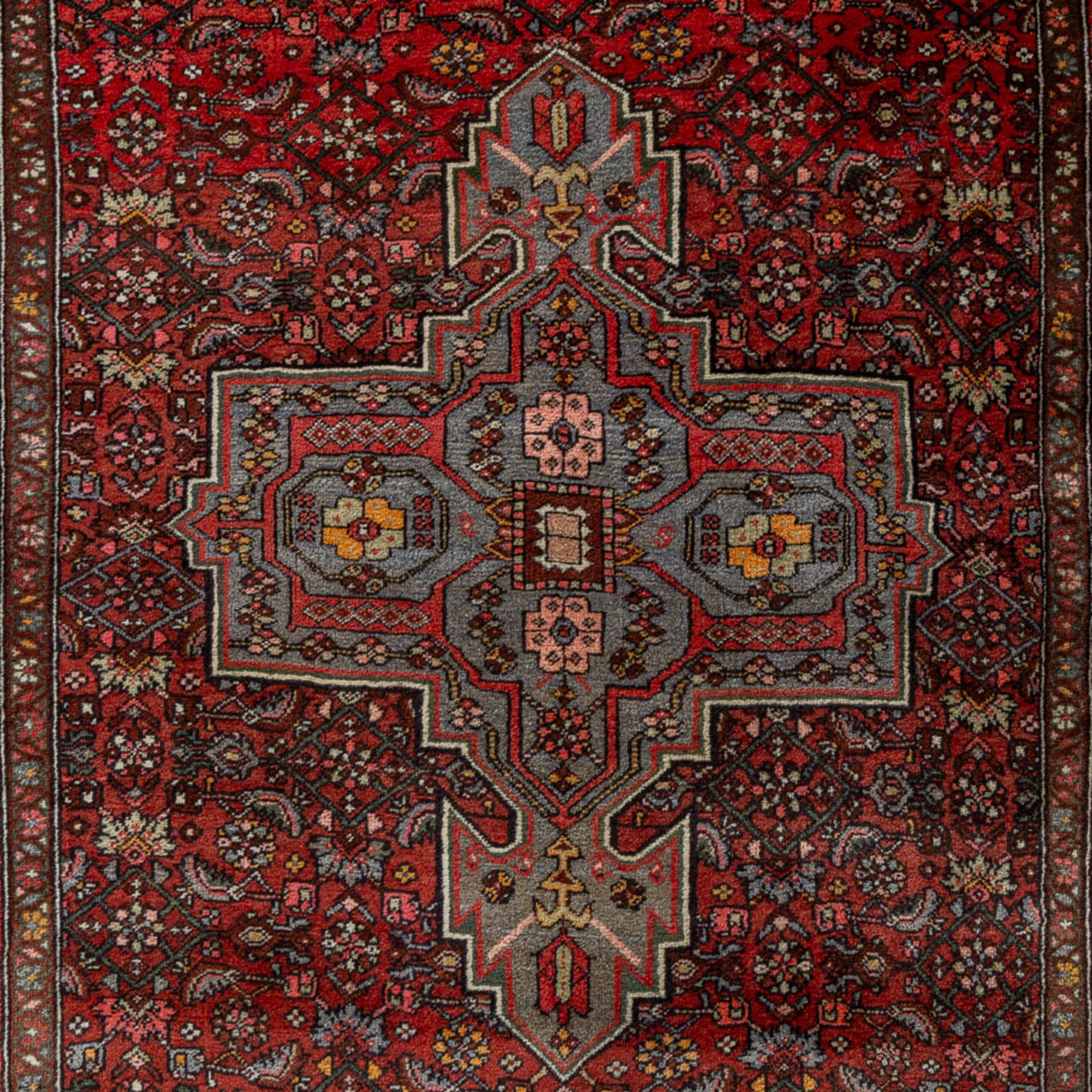 An Oriental hand-made carpet, Hamadan. (L:197 x W:127 cm) - Image 5 of 8