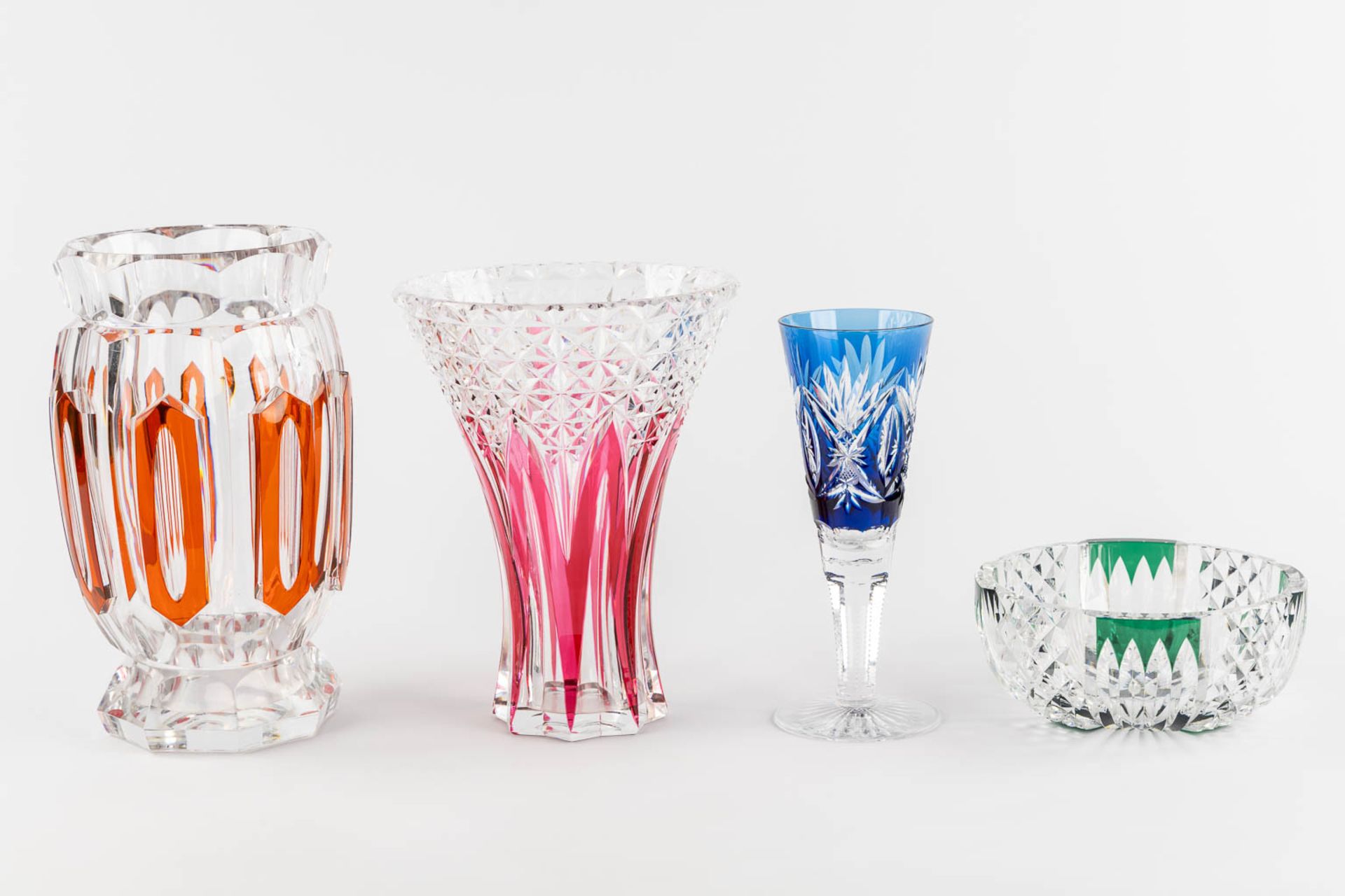 Val Saint Lambert, four pieces of cut and coloured crystal. (H:31 x D:19 cm) - Bild 4 aus 13