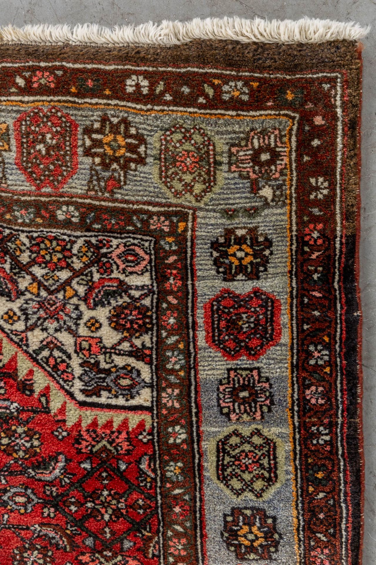 An Oriental hand-made carpet, Hamadan. (L:197 x W:127 cm) - Image 7 of 8