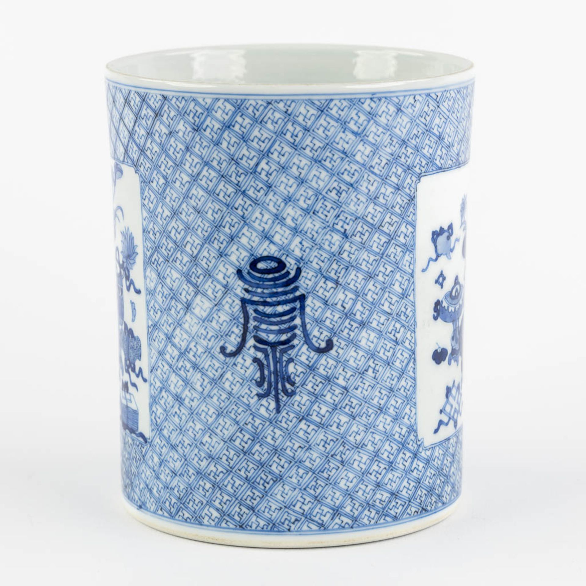 A Chinese brush pot, blue white, Swastika decor. Kangxi Style mark. (H:14,7 x D:12 cm) - Bild 6 aus 12