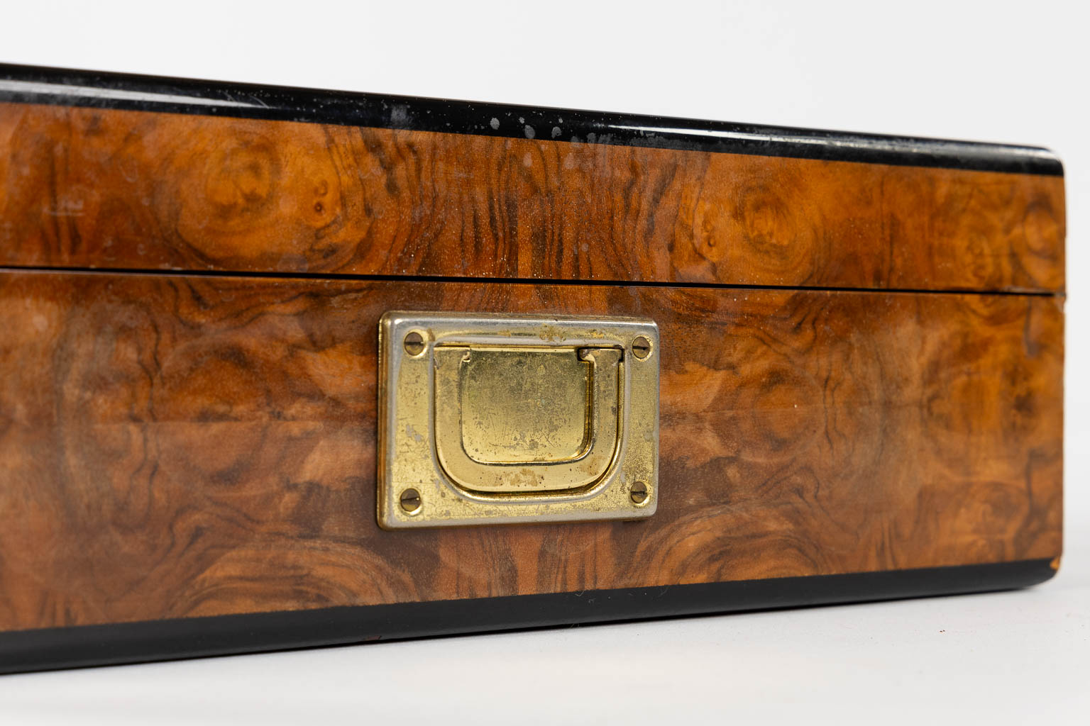 A large 'Humidor', burl wood mounted with brass. (L:34 x W:74 x H:11,5 cm) - Image 7 of 7