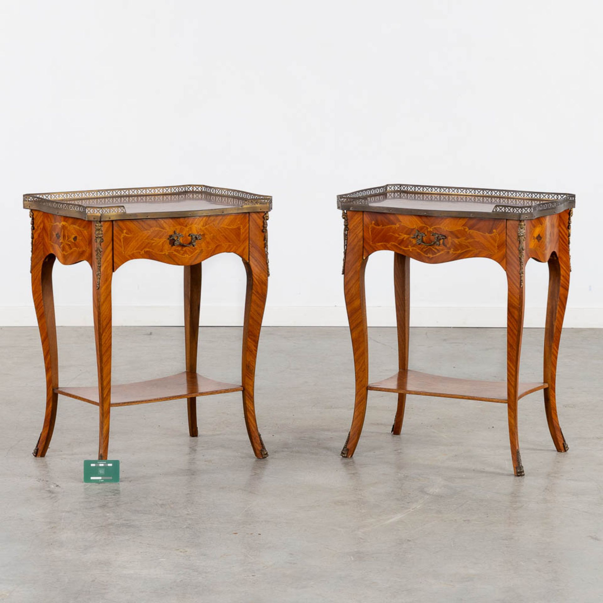 A pair of side tables, marquetry inlay and mounted with bronze. (L:37 x W:51 x H:65 cm) - Bild 2 aus 13