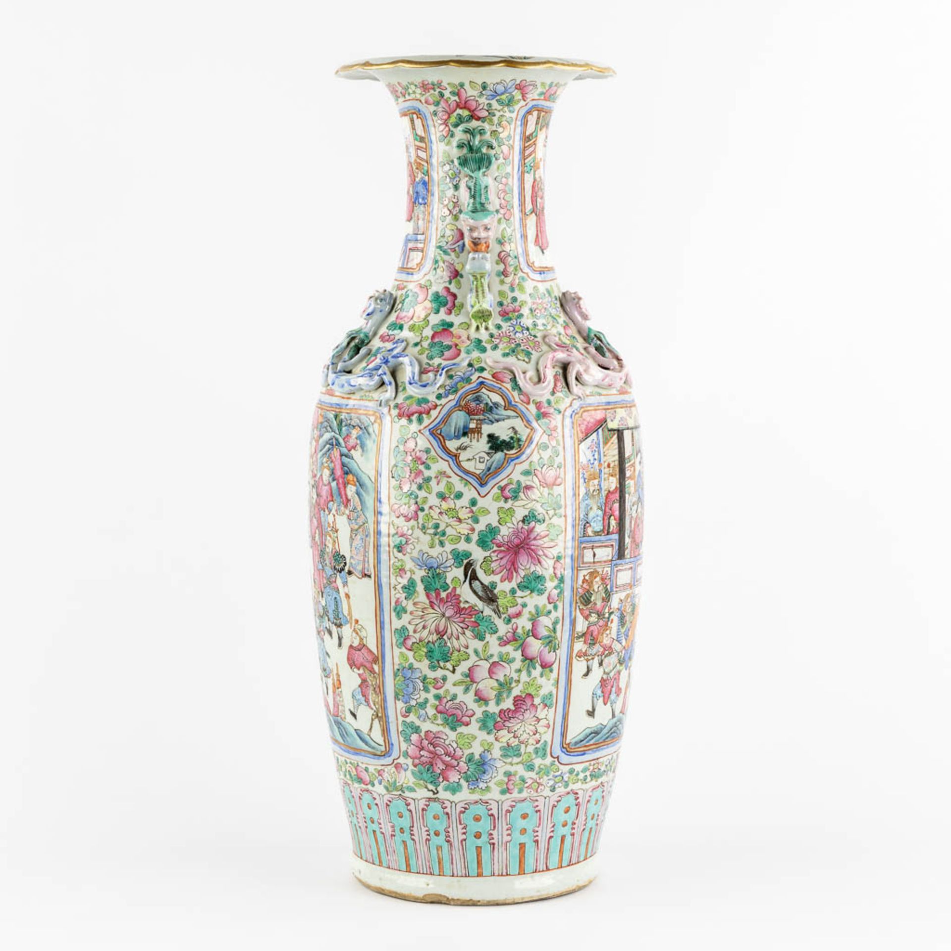 A Chinese Famille Rose vase decorated with figurines. (H:63,5 x D:23 cm) - Bild 6 aus 13