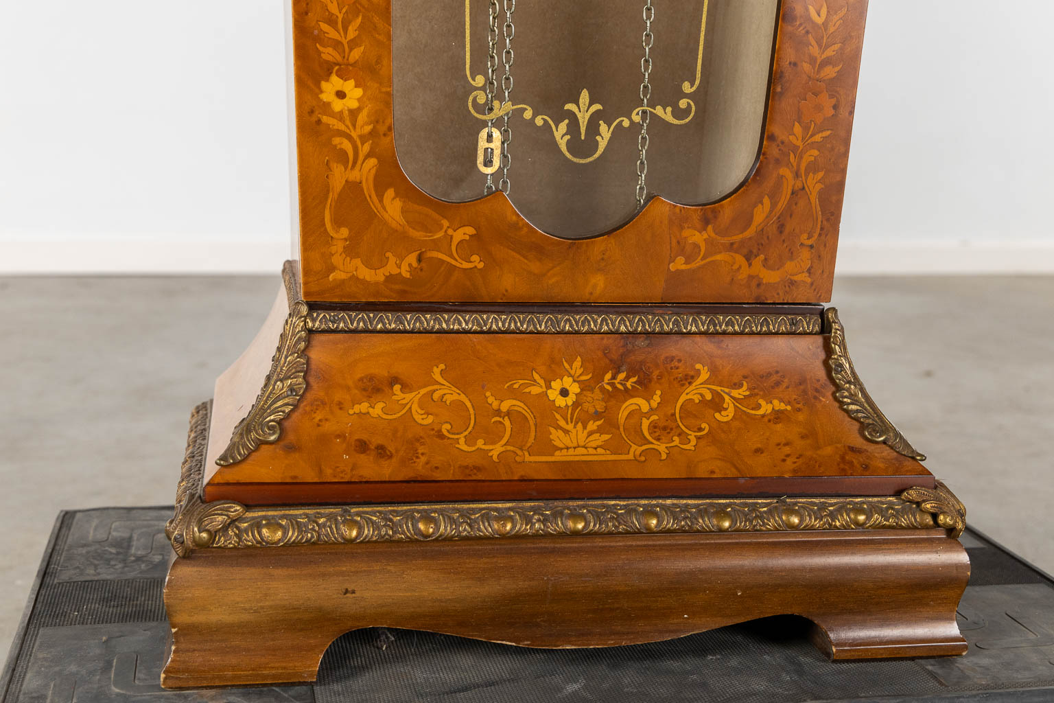 A cartel clock on a pedestal, Westminster movement, marquetry inlay and mounted with bronze. (L:29 x - Image 12 of 15