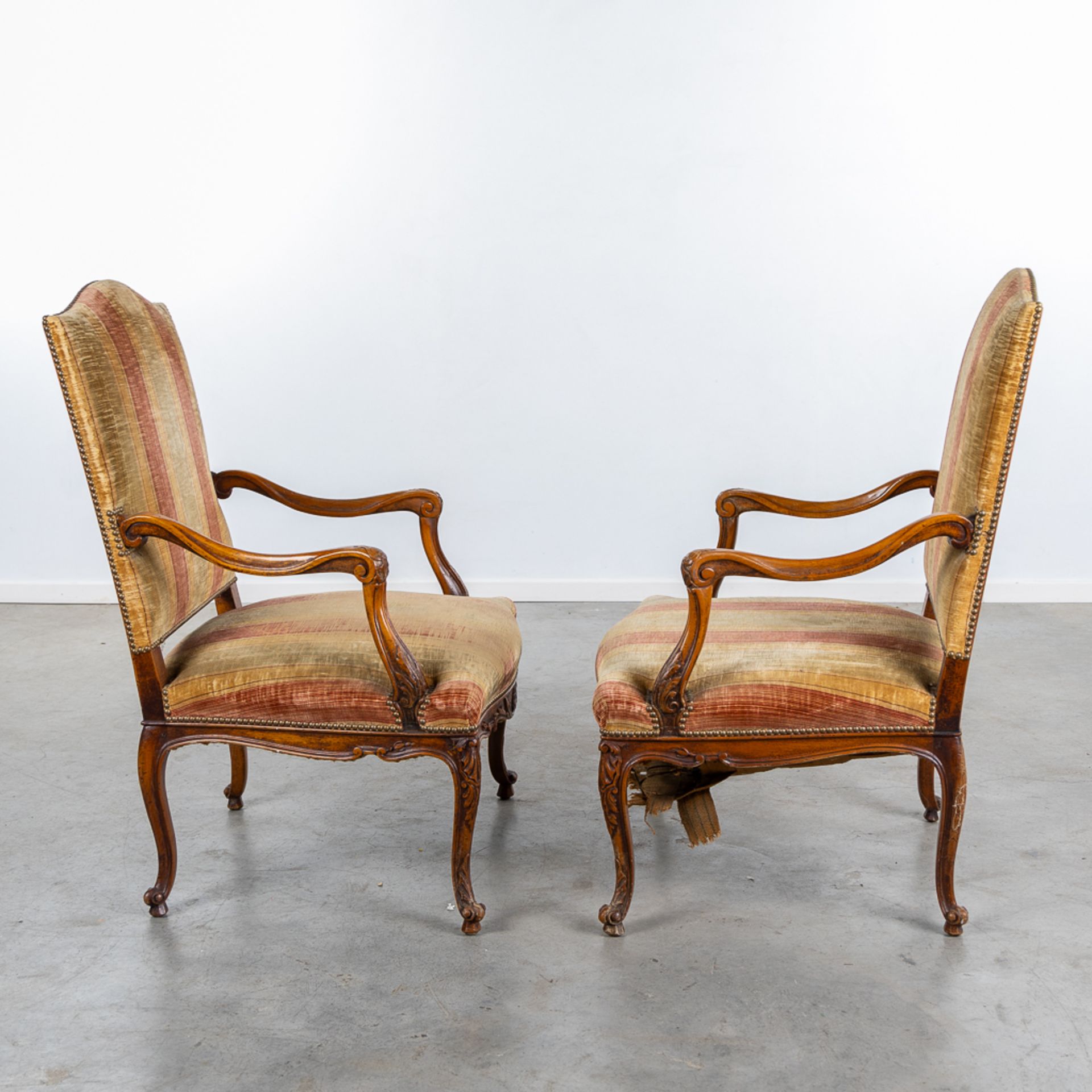 A pair of antique Louis XV style armchairs. (L:73 x W:78 x H:108 cm) - Bild 6 aus 10