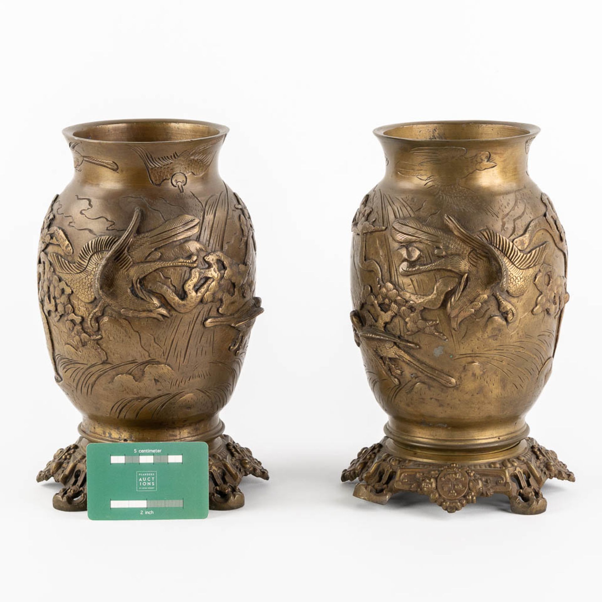 A pair of Oriental vases, depicting flying birds and trees. Patinated bronze. (H:27 x D:16 cm) - Bild 2 aus 16