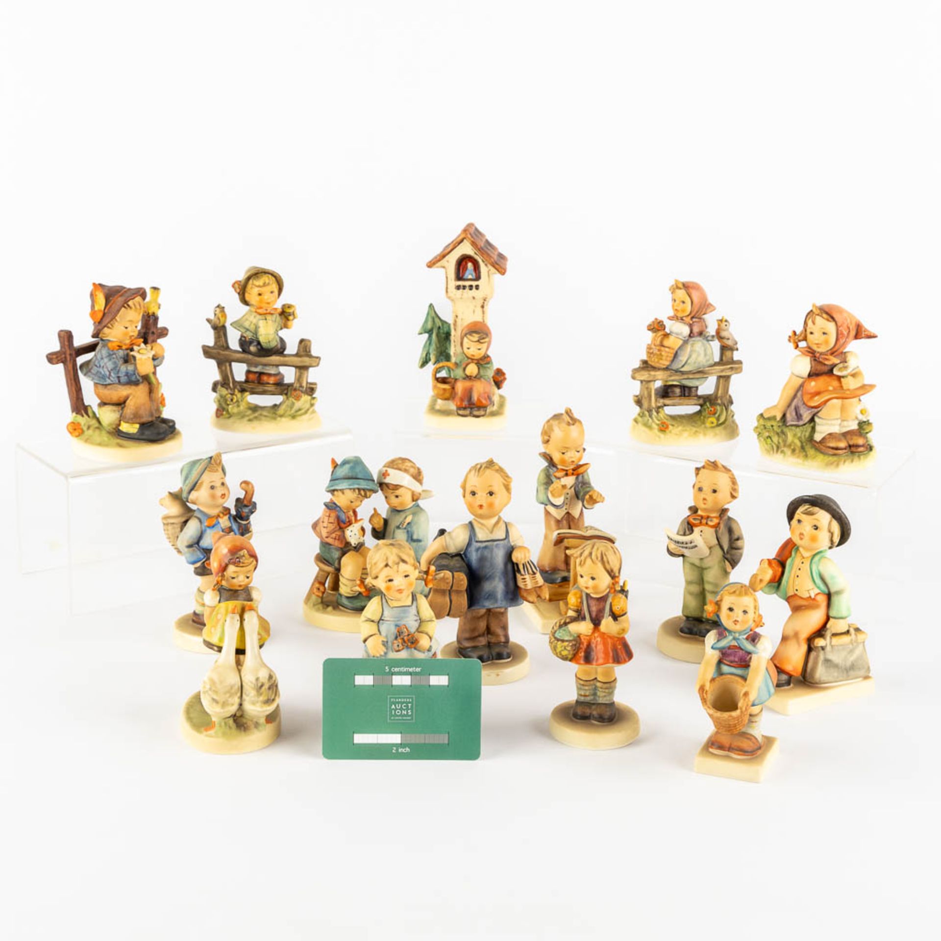 Hummel, 15 figurines, polychrome porcelain. (H:13,5 cm) - Image 2 of 9