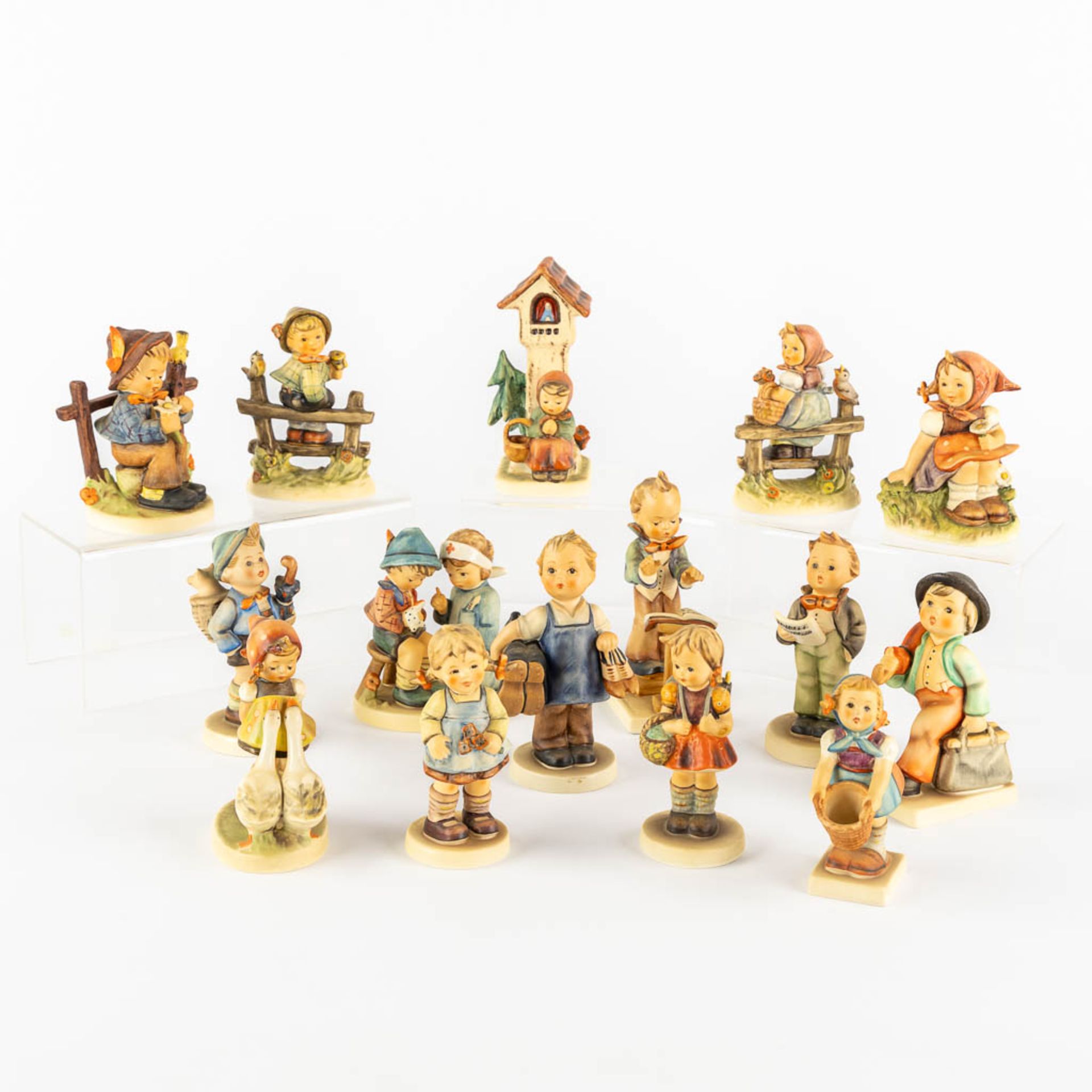 Hummel, 15 figurines, polychrome porcelain. (H:13,5 cm)