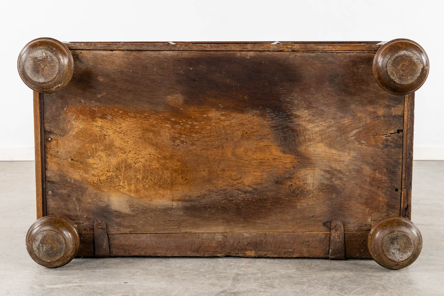 An antique chest mounted with wrought-iron, The Netherlands, 17th C. (L:57 x W:97 x H:56 cm) - Image 7 of 11