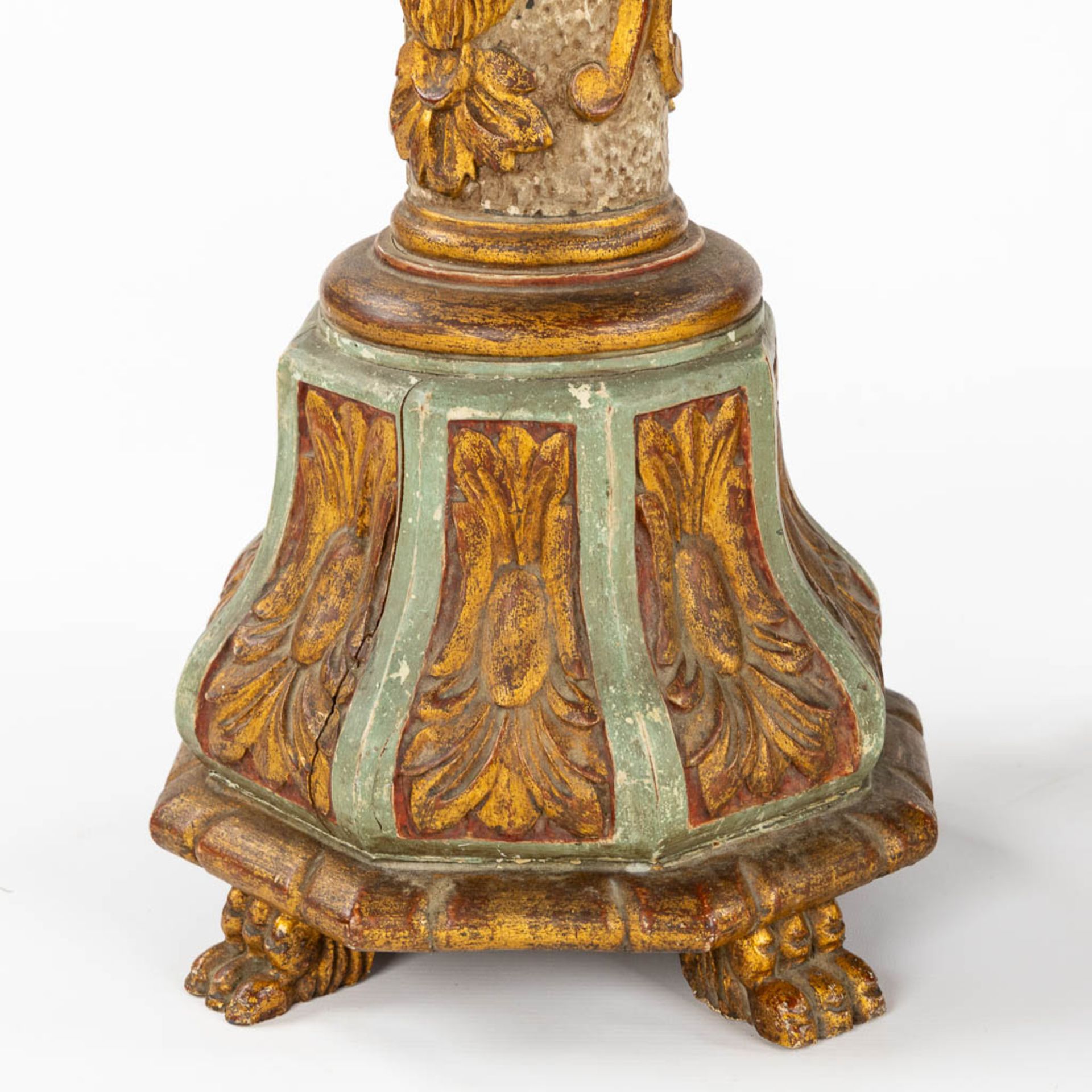 A pair of standing lamps, sculptured and patinated wood. Circa 1900. (H:144 cm) - Bild 8 aus 10