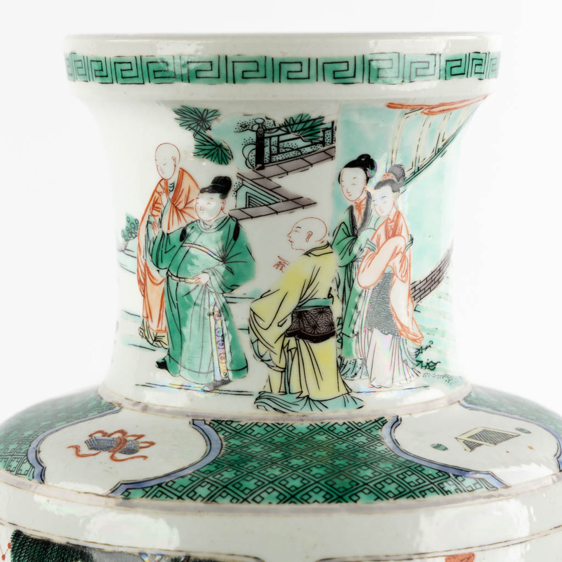 A Chinese Famille Verte vase, 'Roulleau' vase. Kangxi mark. (H:46 x D:20 cm) - Image 10 of 13