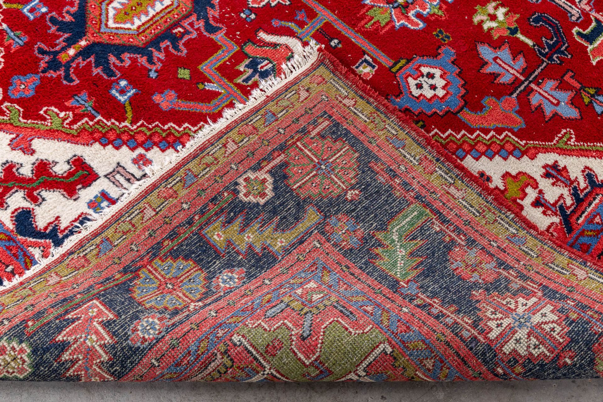An Oriental hand-made carpet, Heriz. (L:350 x W:252 cm) - Image 11 of 11