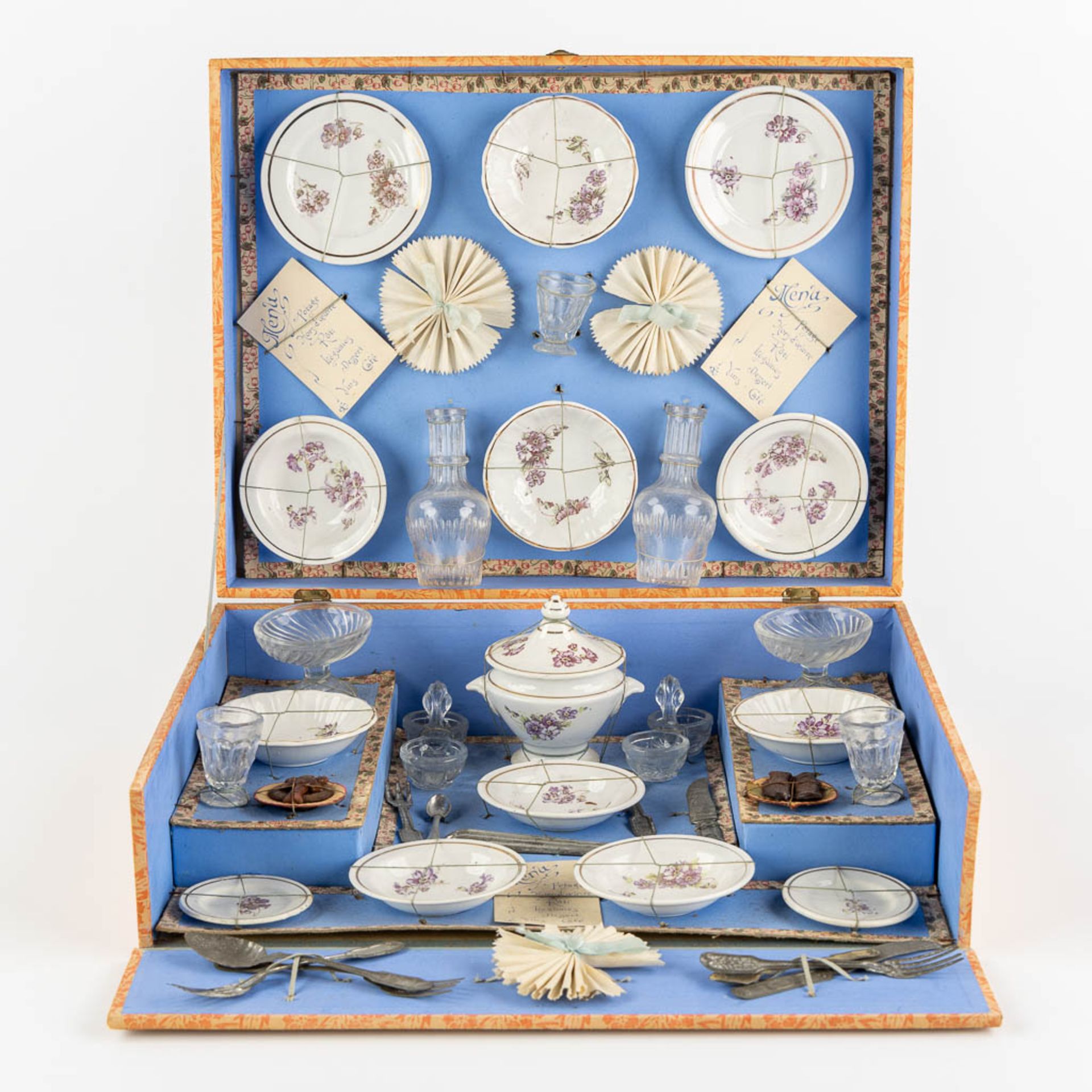 A children's porcelain service and flatware, 'Dinette', in the original box. (L:28 x W:36 x H:12 cm) - Image 3 of 10