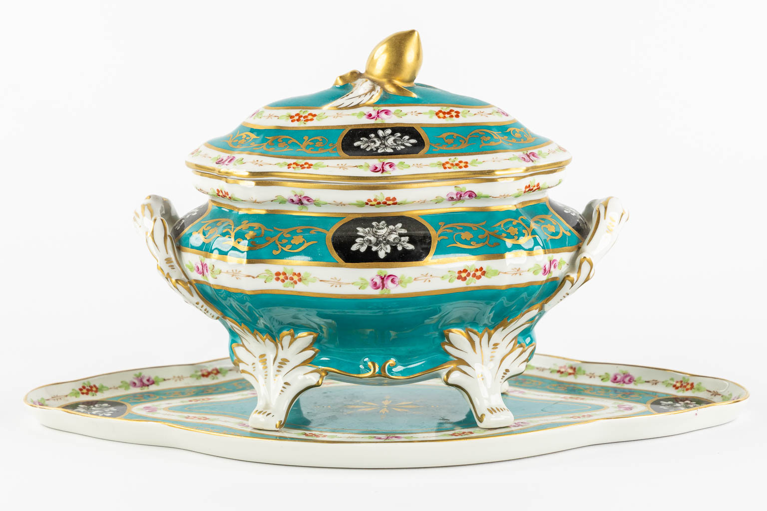 Pillivuyt, Paris, a tureen on a plate and an oval bowl. 20th C. (L:23 x W:36 x H:20 cm) - Image 11 of 21