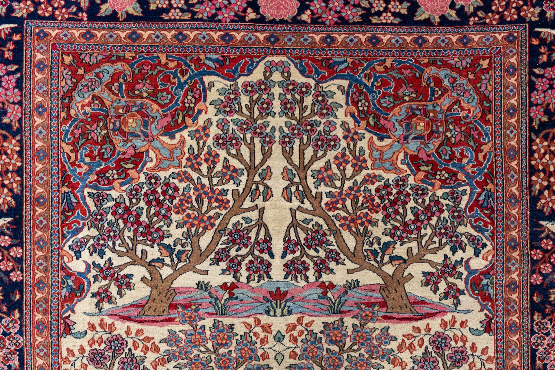 A Fine oriental hand-made and antique carpet, Isfahan. (L:204 x W:146 cm) - Bild 5 aus 8