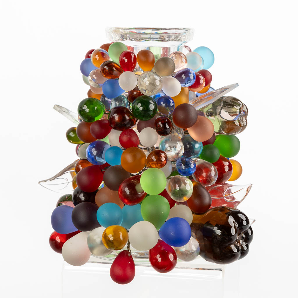 A large collection of table decoration and ornaments, coloured glass. (H:16 x D:16 cm) - Image 5 of 11