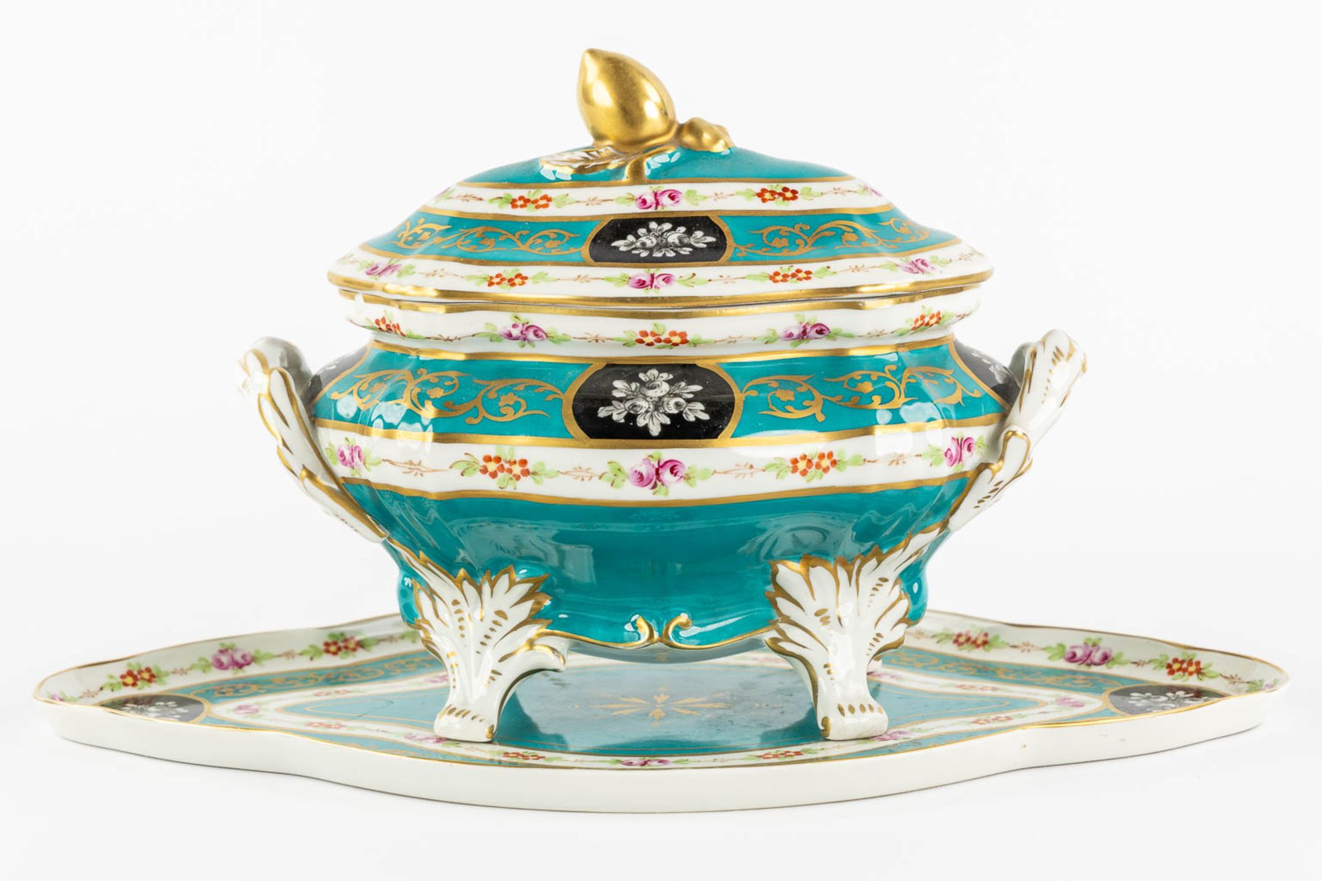 Pillivuyt, Paris, a tureen on a plate and an oval bowl. 20th C. (L:23 x W:36 x H:20 cm) - Bild 13 aus 21