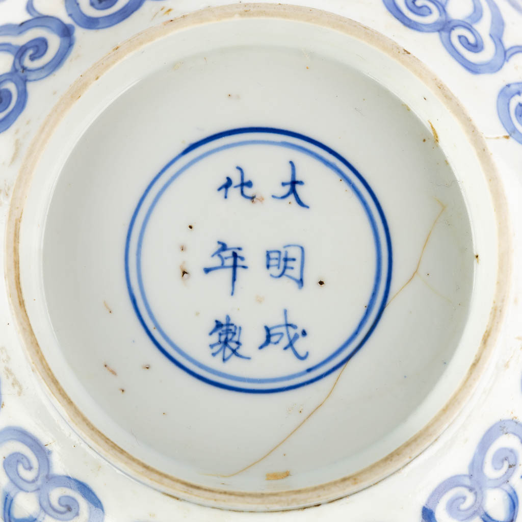 A Chinese bowl with dragon decor, Blue-White decor, Kangxi period. (H:9,5 x D:21 cm) - Image 9 of 10