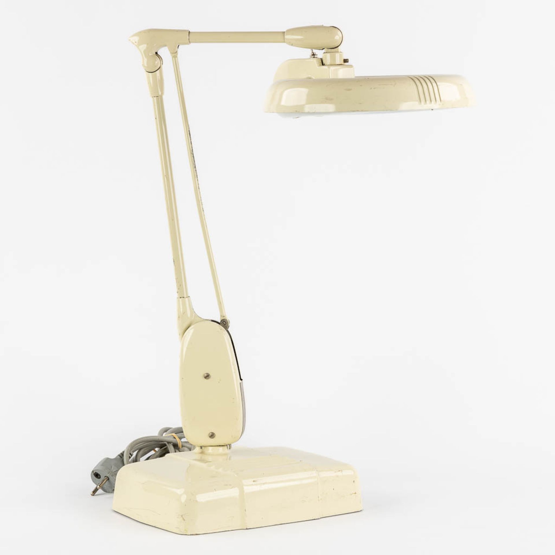 Dazor, M-1470, a mid-century reading/table lamp. (L:18 x W:26 x H:54 cm)