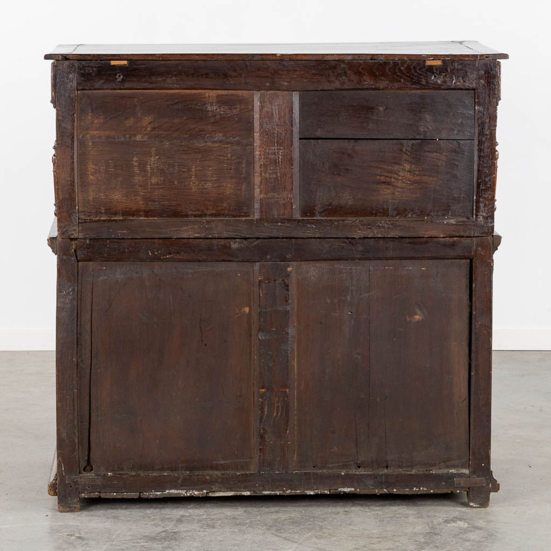 An antique commode, doors and drawers. Sculptured oak, 18th C. (L:55 x W:108 x H:109 cm) - Bild 7 aus 14