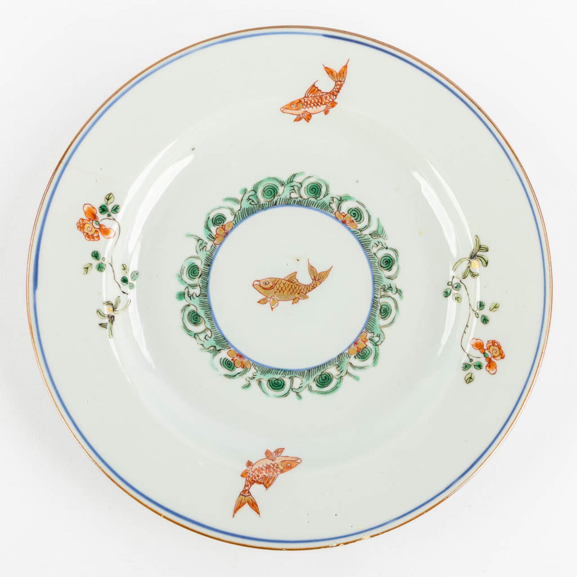 Ten Chinese Famille Rose plates, Carp and flowers. Kangxi or later. (D:22 cm) - Bild 3 aus 13