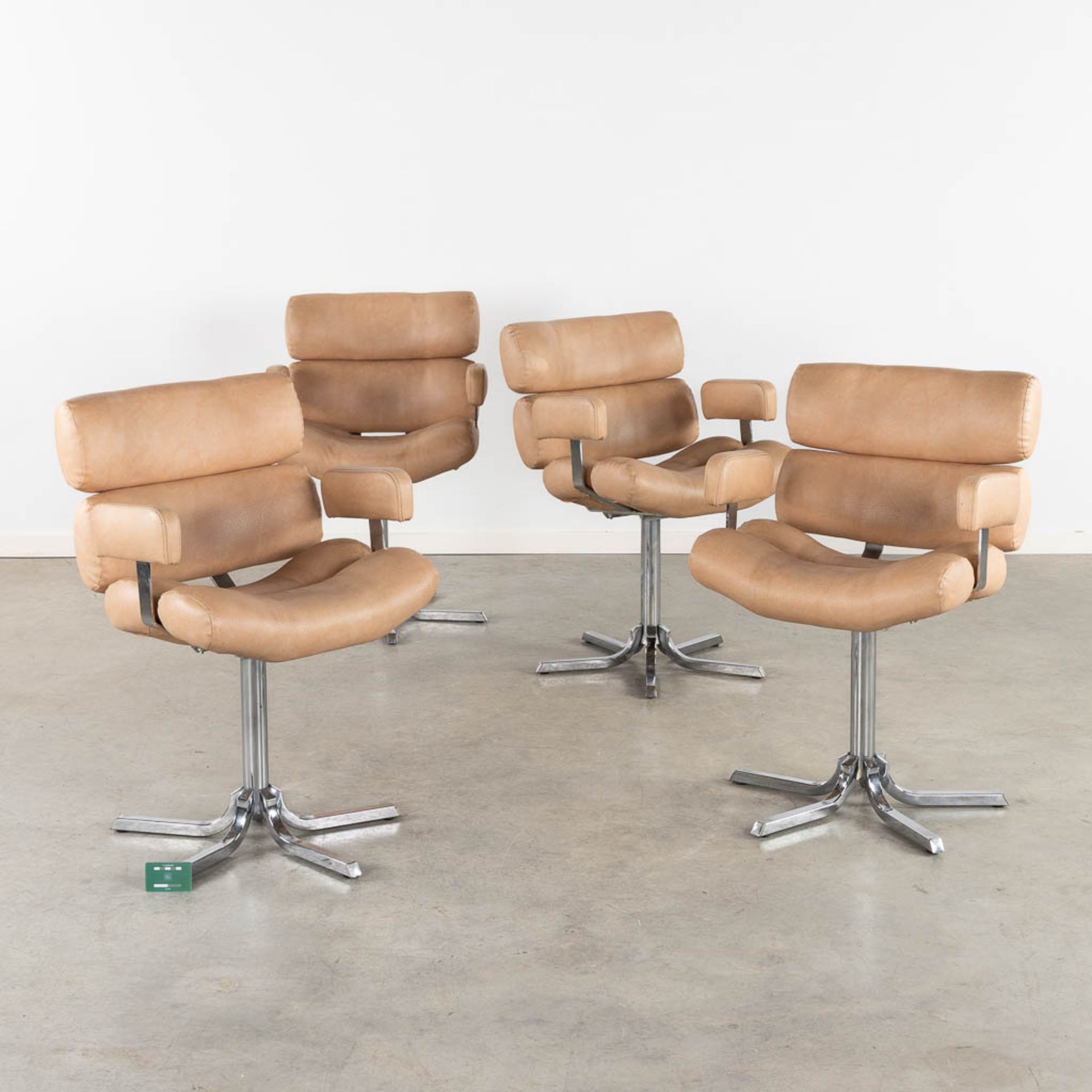 Four vintage office chairs, faux-leather and chromed metal. Circa 1970. (L:63 x W:60 x H:87 cm) - Bild 2 aus 13