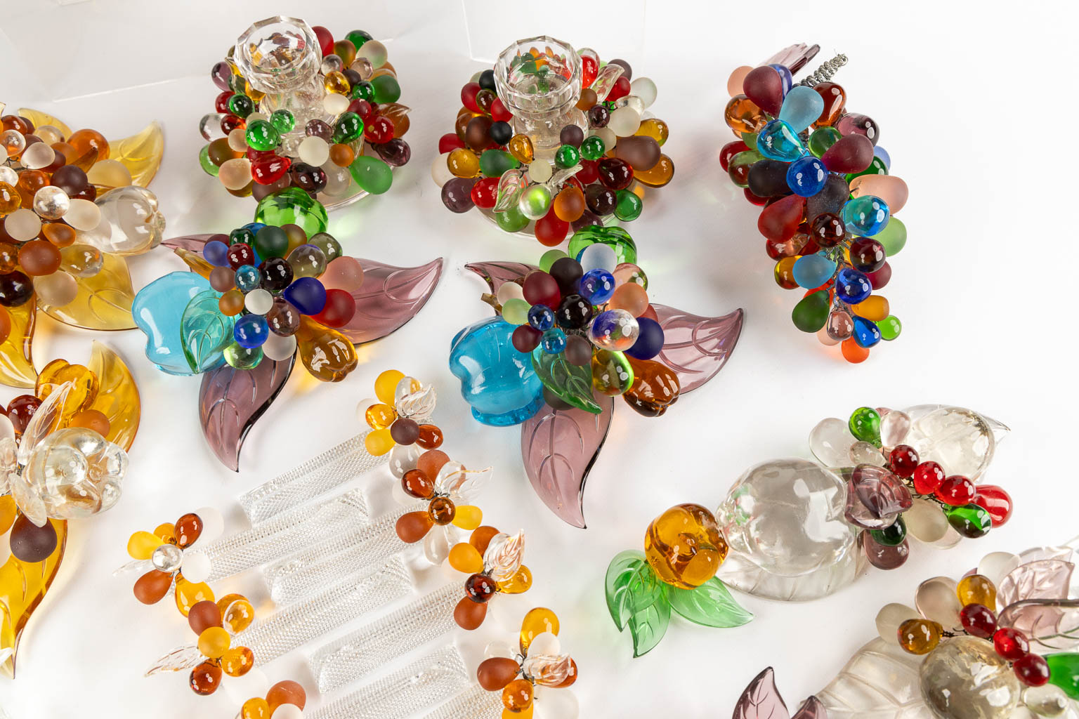 A large collection of table decoration and ornaments, coloured glass. (H:16 x D:16 cm) - Image 8 of 11