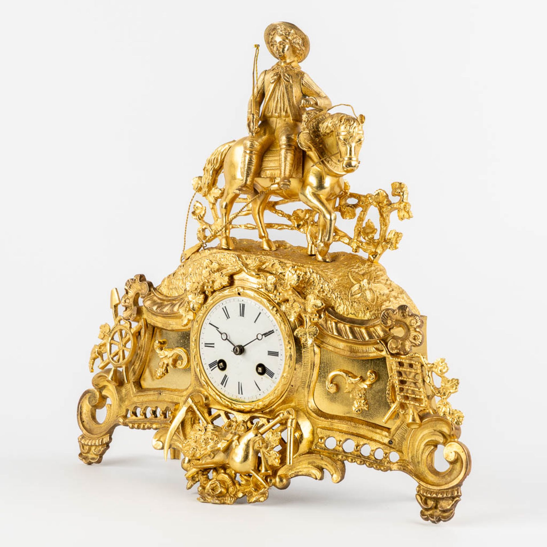 A mantle clock with a 'Horse Rider', gilt bronze. France, 19th C. (L:11,5 x W:38 x H:37 cm) - Image 3 of 12