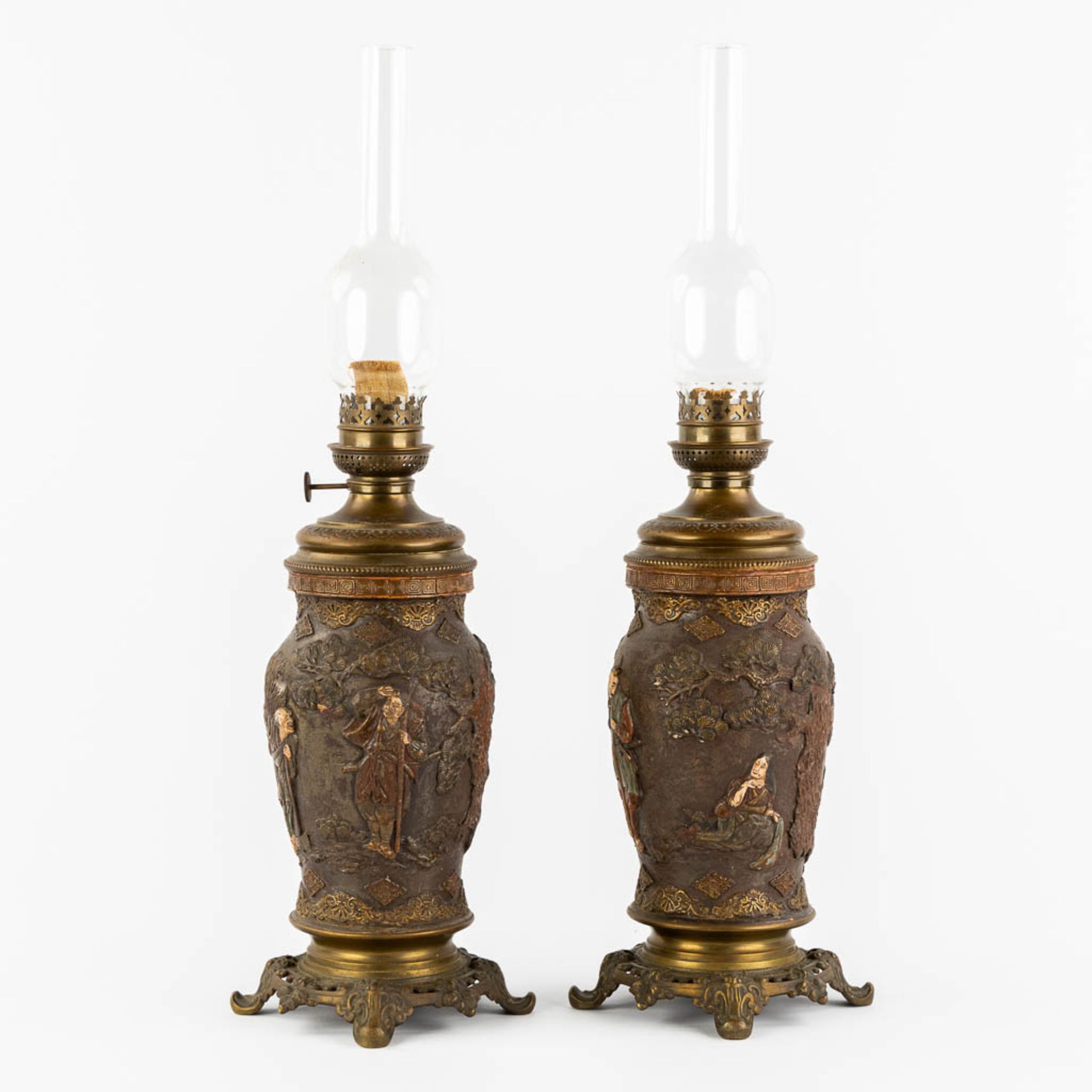 An Oriental pair of oil lamps, terracotta mounted with bronze. Circa 1900. (H:66 x D:18 cm) - Image 8 of 17