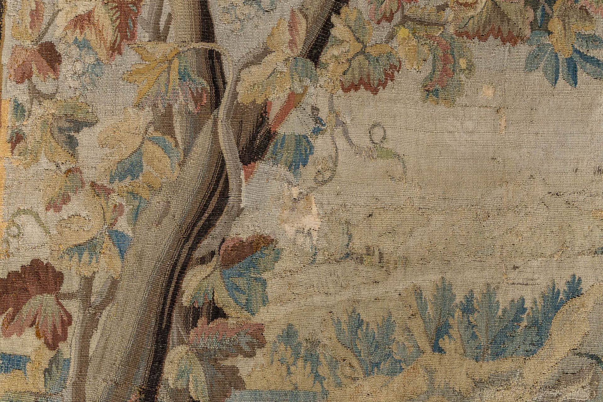 An antique 'Verdure' tapissery, Decorated with a castle, fauna and flora. 17th C. (W:276 x H:277 cm) - Image 6 of 10