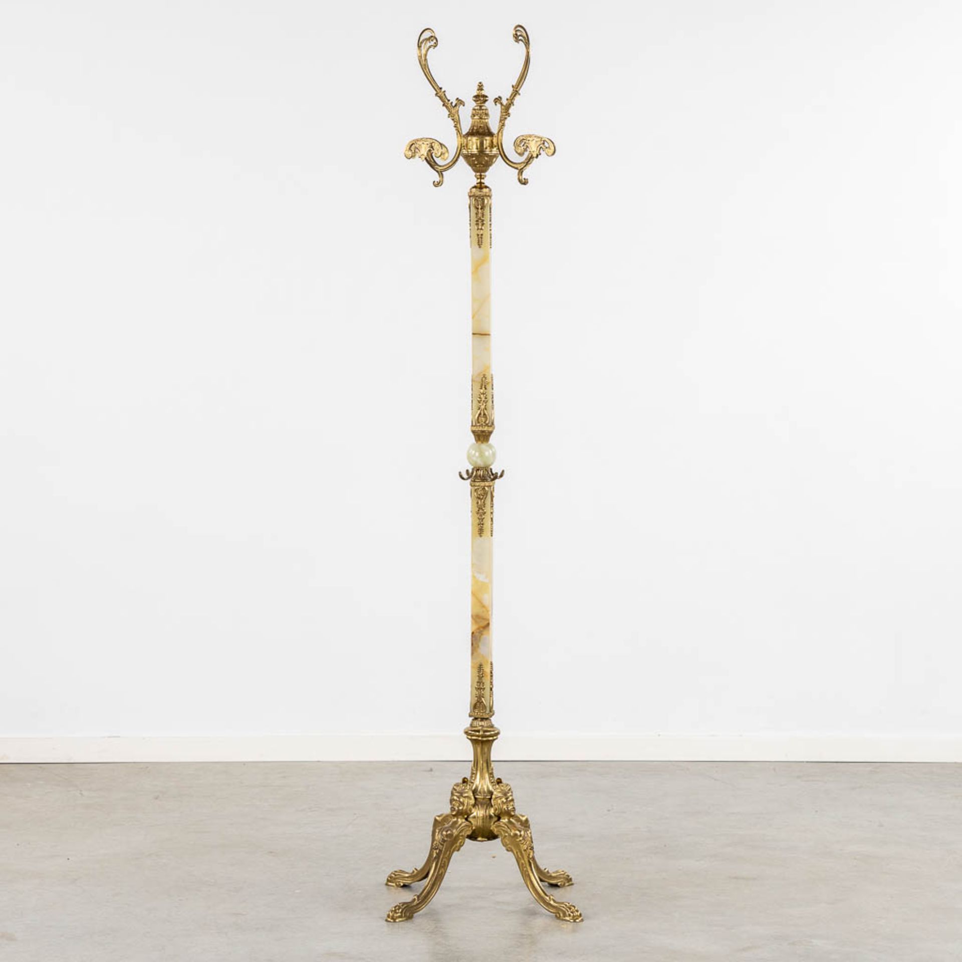 A coathanger, onyx and brass. Circa 1950. (L:40 x W:40 x H:180 cm) - Image 4 of 10