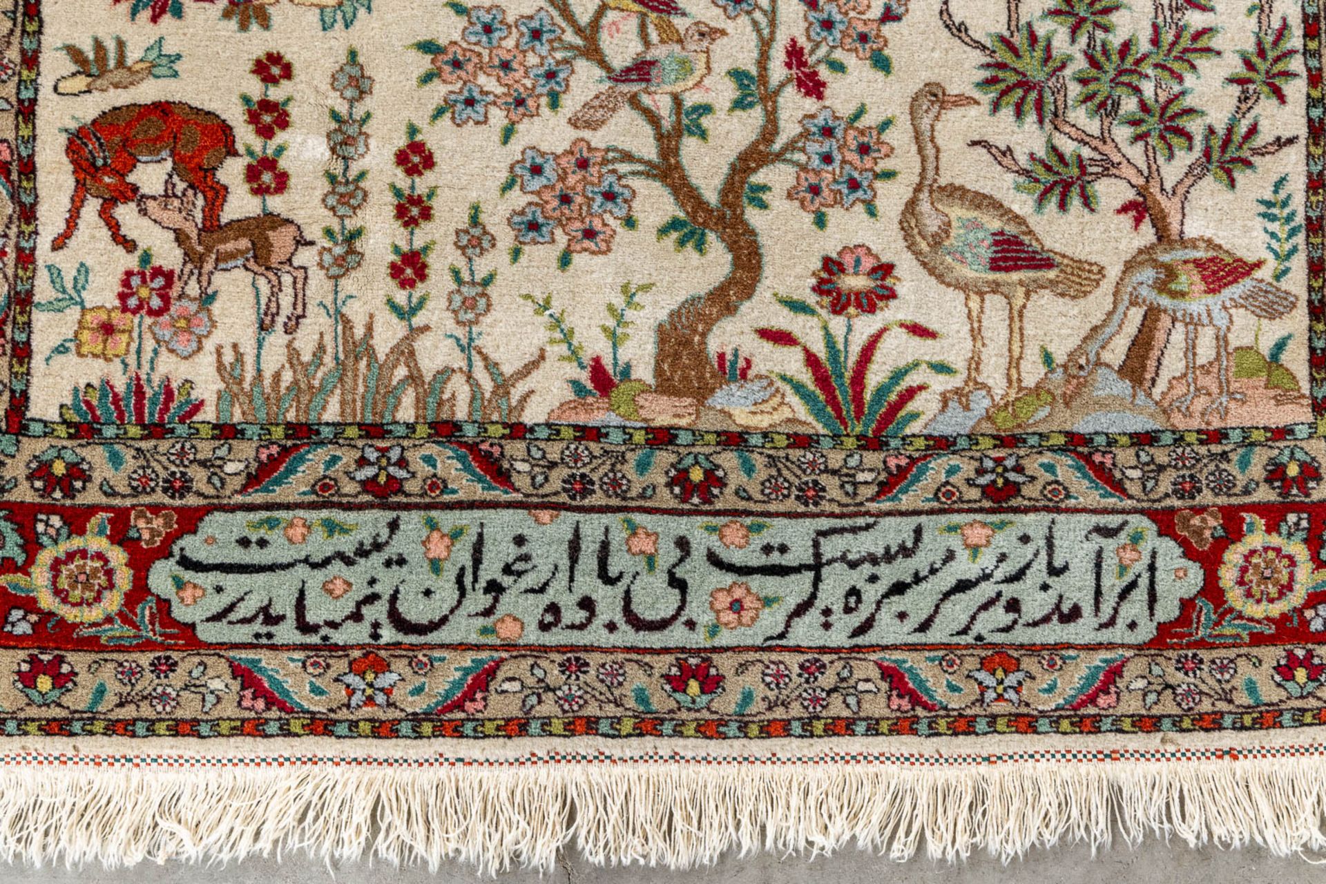 An Oriental hand-made carpet, Tabriz. Signed. (L:150 x W:107 cm) - Bild 3 aus 8