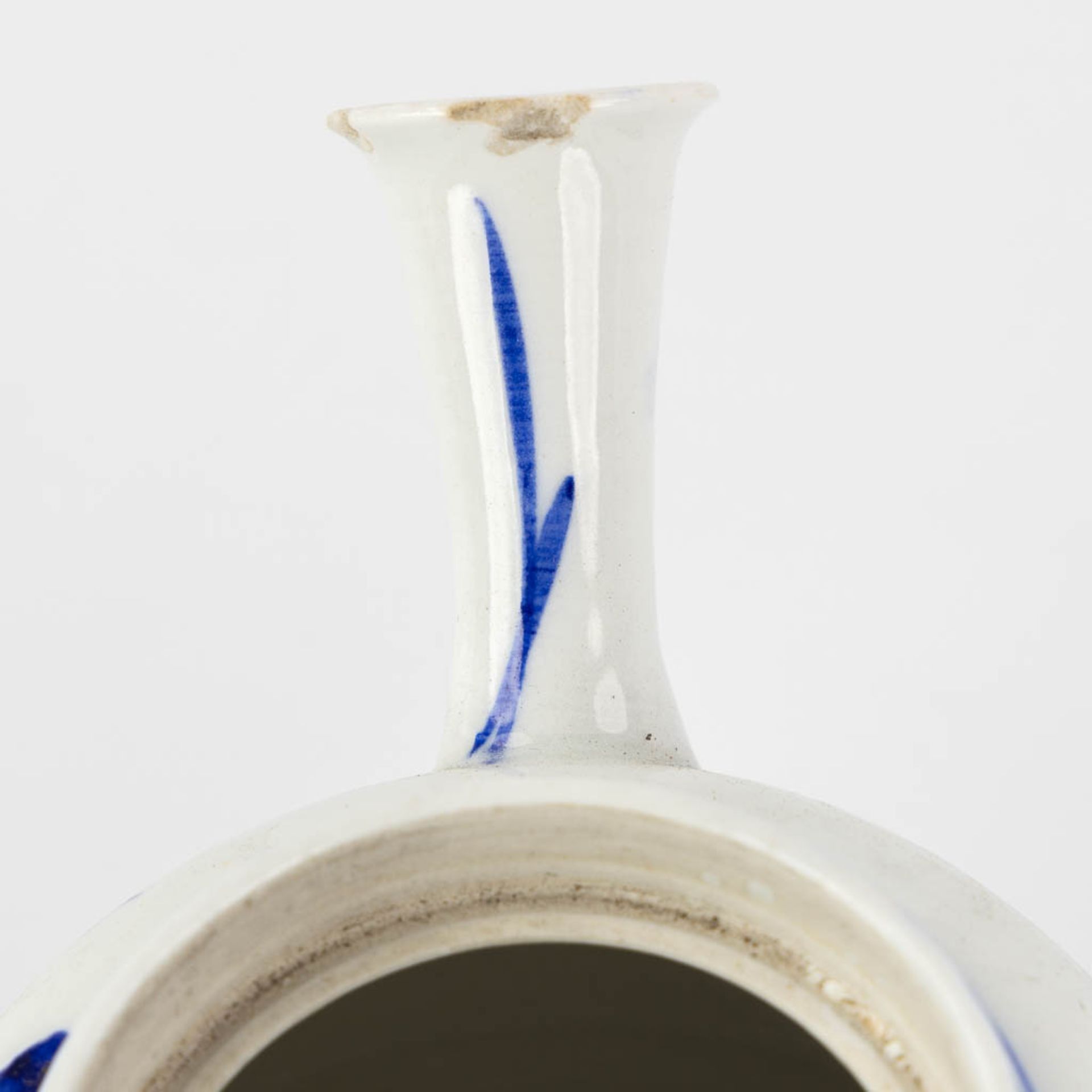 Three Chinese and Japanese teapots, blue-white decor. (W:20 x H:14 cm) - Bild 15 aus 17