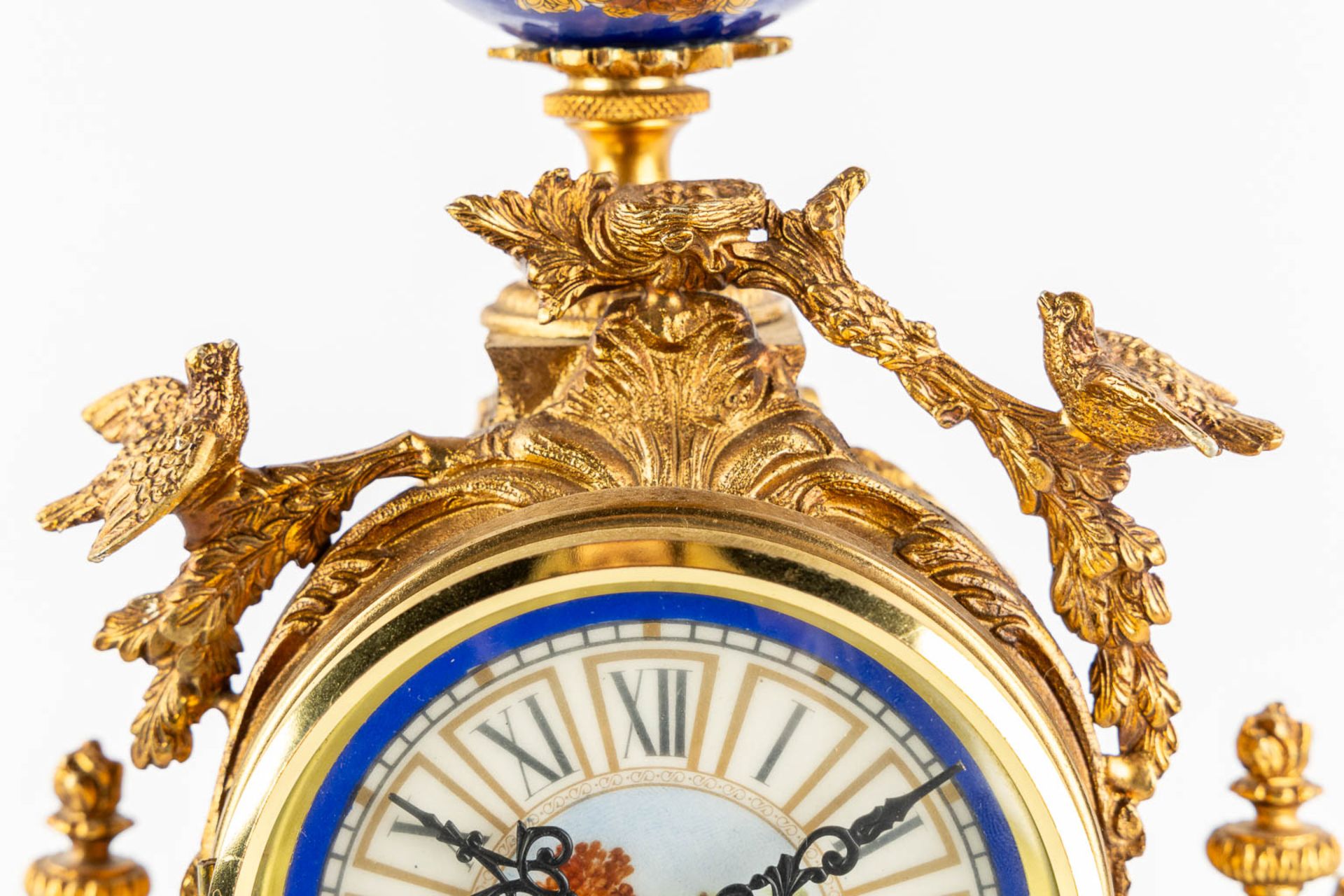 A three-piece mantle garniture clock and side pieces, bronze mounted with porcelain. (L:12 x W:20 x  - Bild 17 aus 18